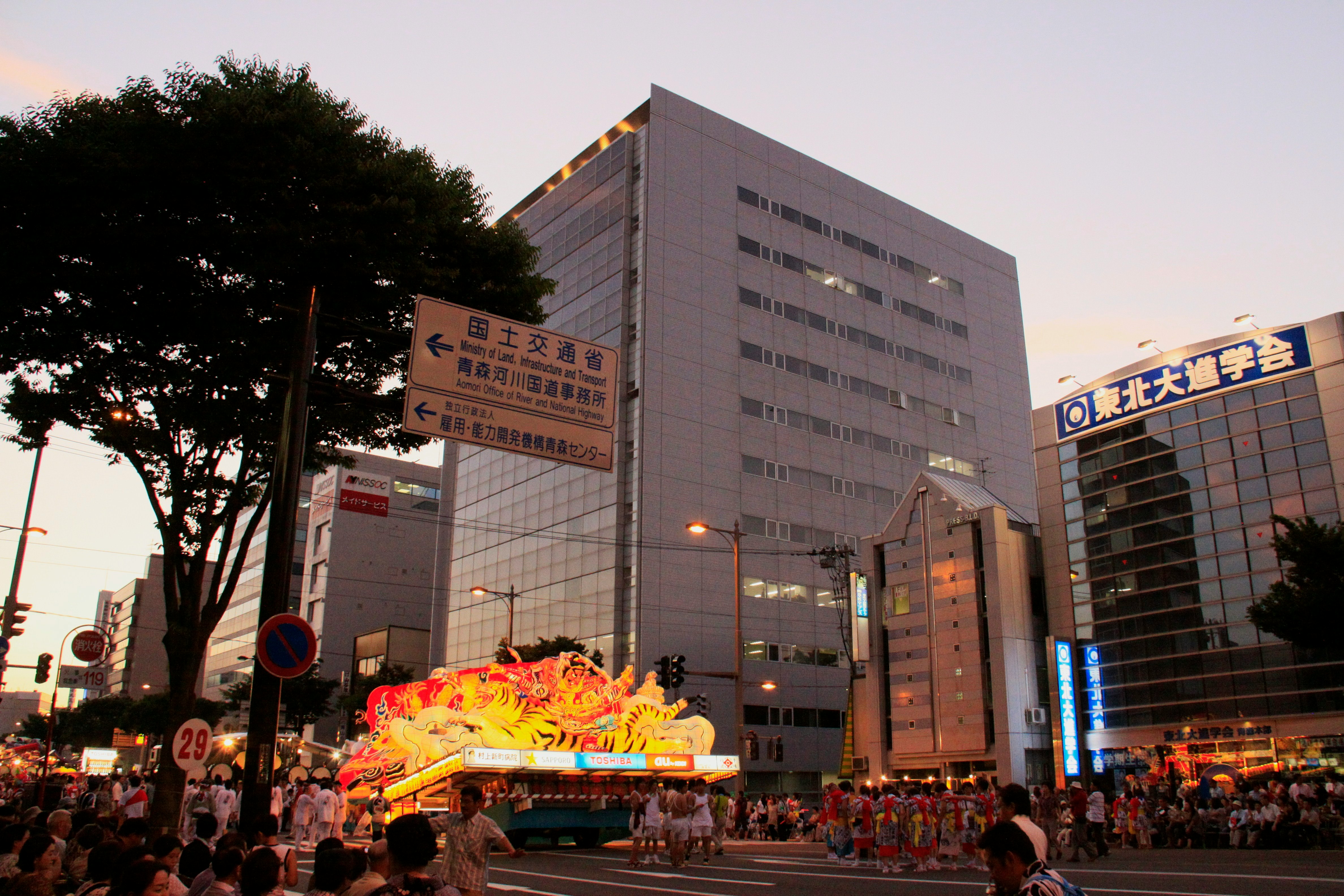 xe hoa lễ hội Nebuta di chuyển trên đường lúc chạng vạng