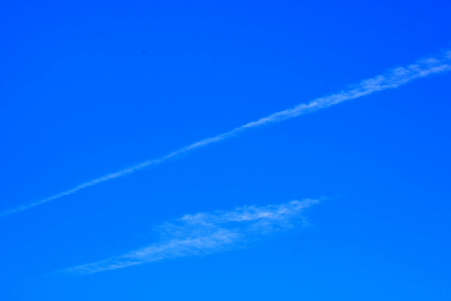 Nubes blancas en un cielo azul claro