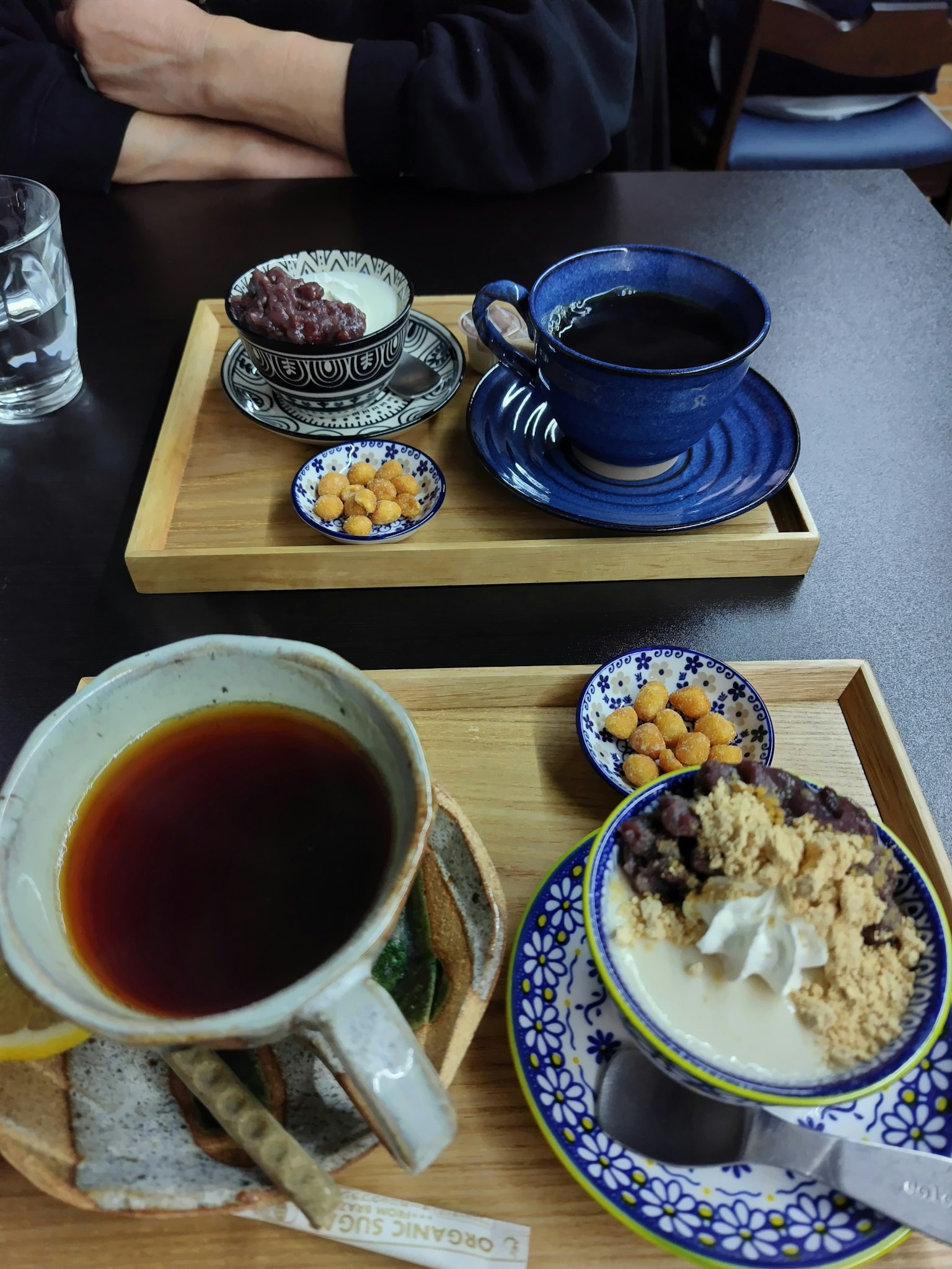 Une table avec du café et un dessert comprenant des haricots rouges sucrés et de la crème glacée