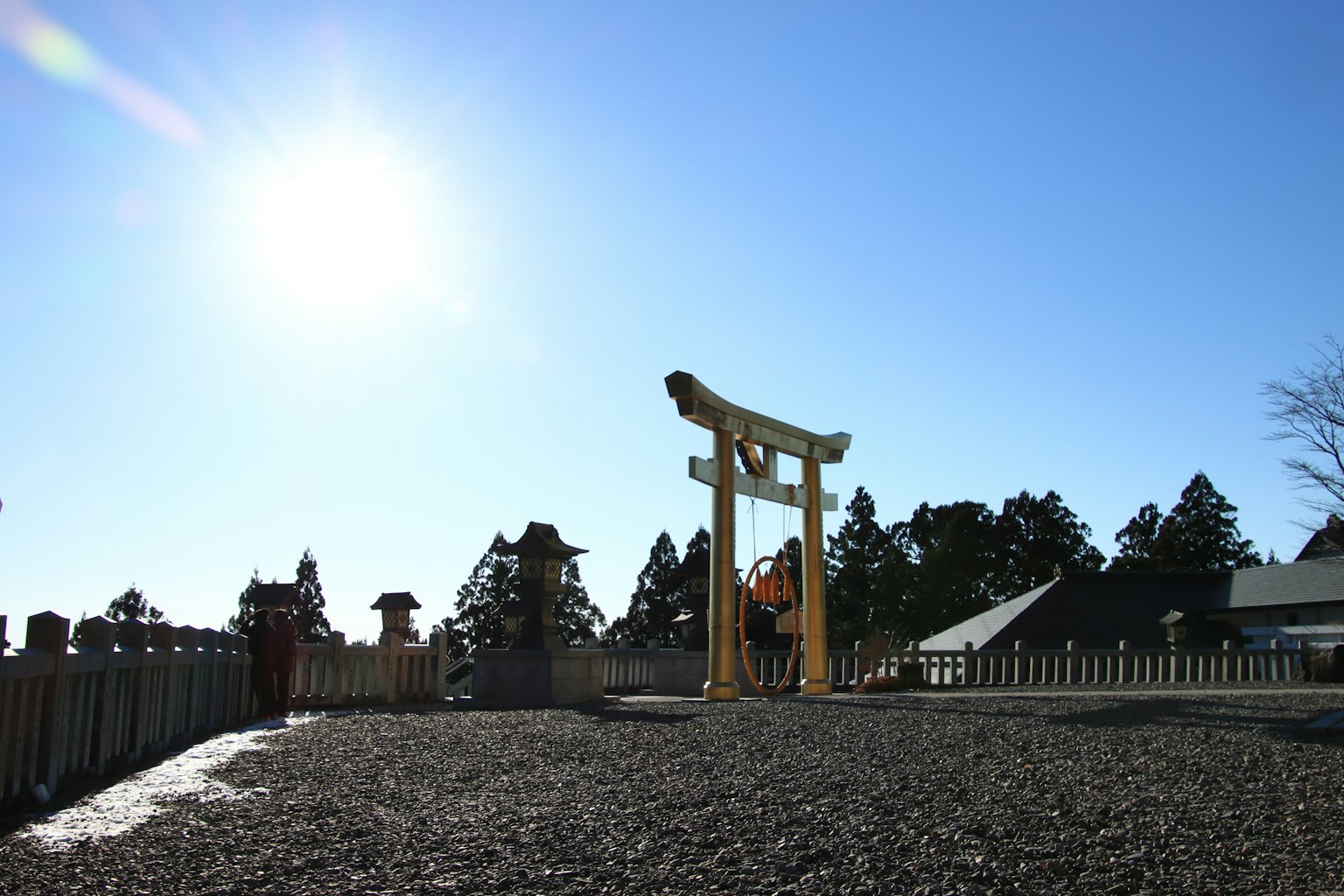 蓝天之下的鸟居和神社风景