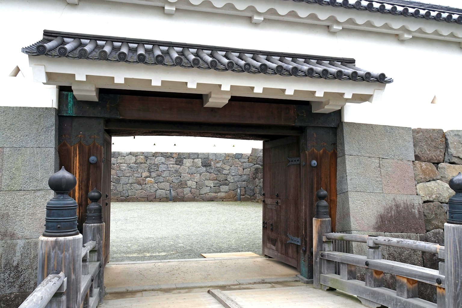 傳統日本門與背景石牆