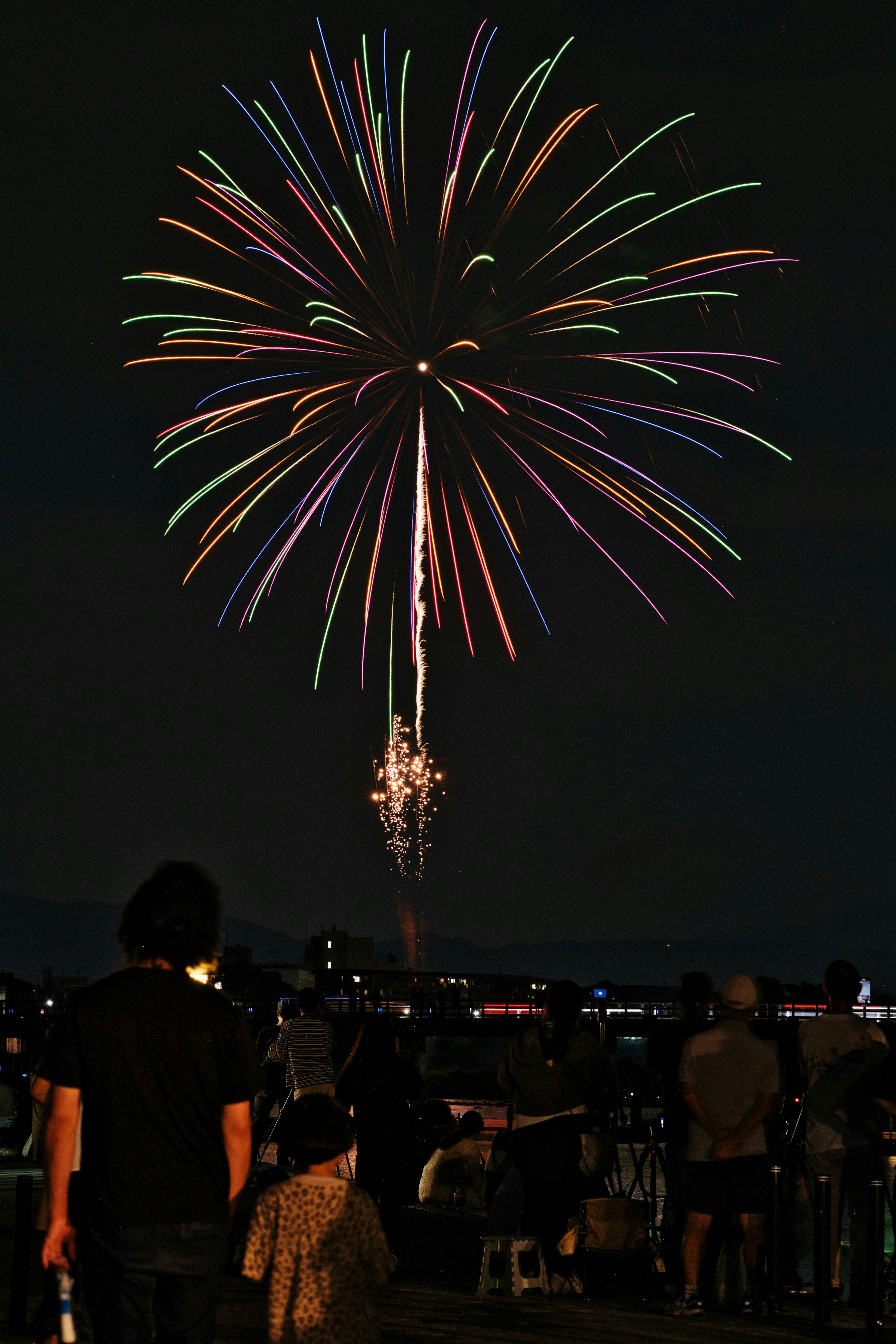 嵐山の渡月橋近くで打ち上がる秋の花火