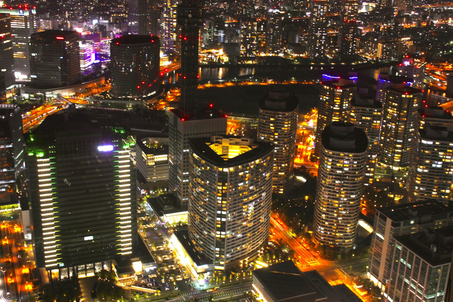 城市摩天大楼的夜景，明亮的街灯照亮