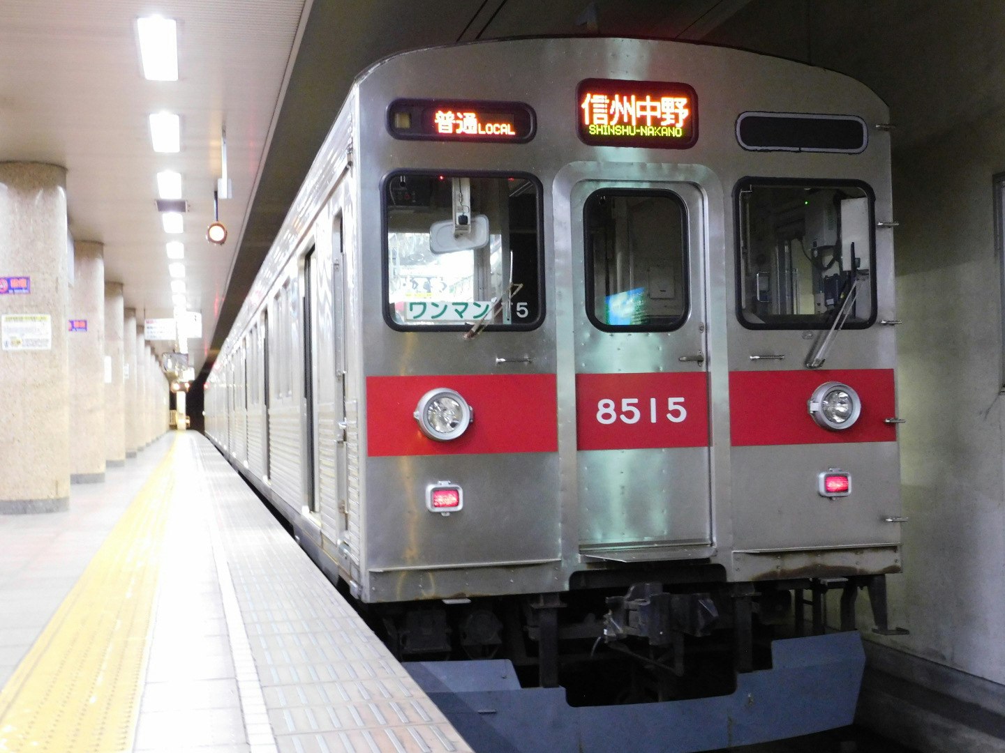 駅のホームに停車する電車の車両