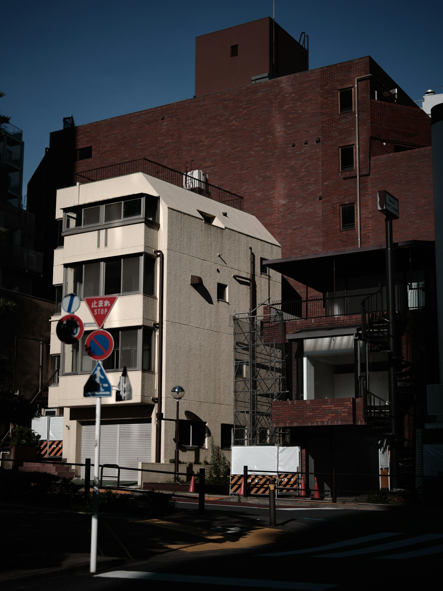 暗い街角に立つ二つの建物と交通標識