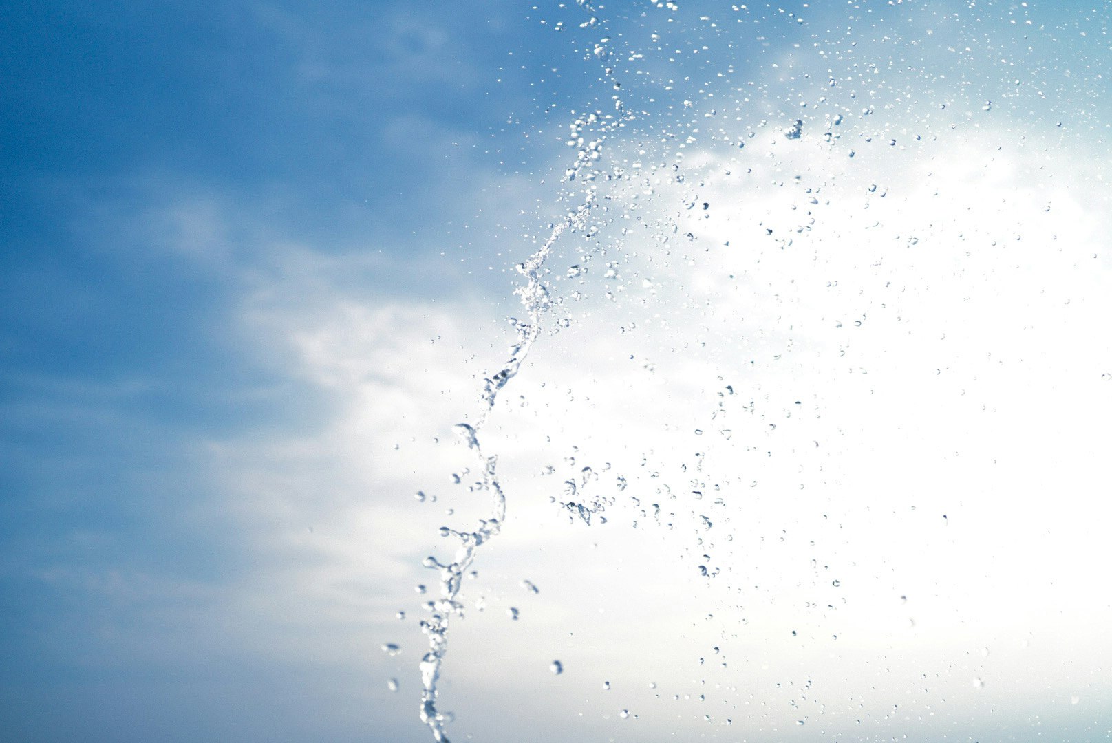青空に舞う水しぶき