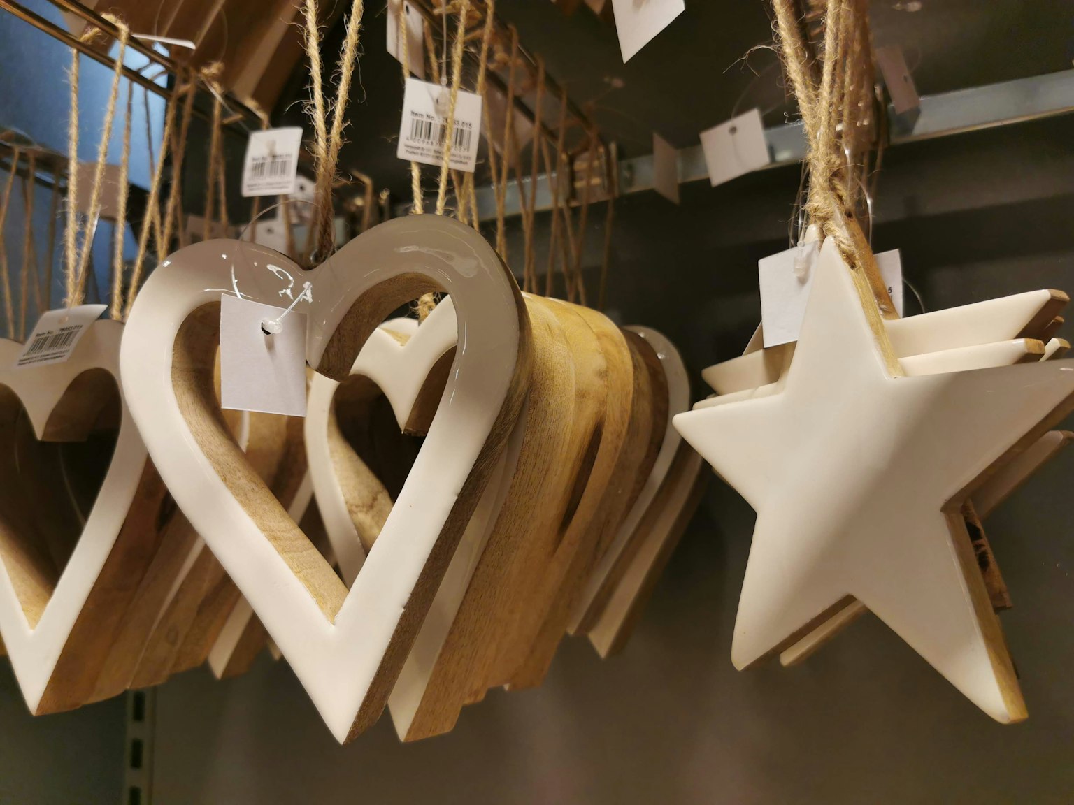 Décorations en bois en forme de cœur et d'étoile suspendues en blanc et en bois naturel