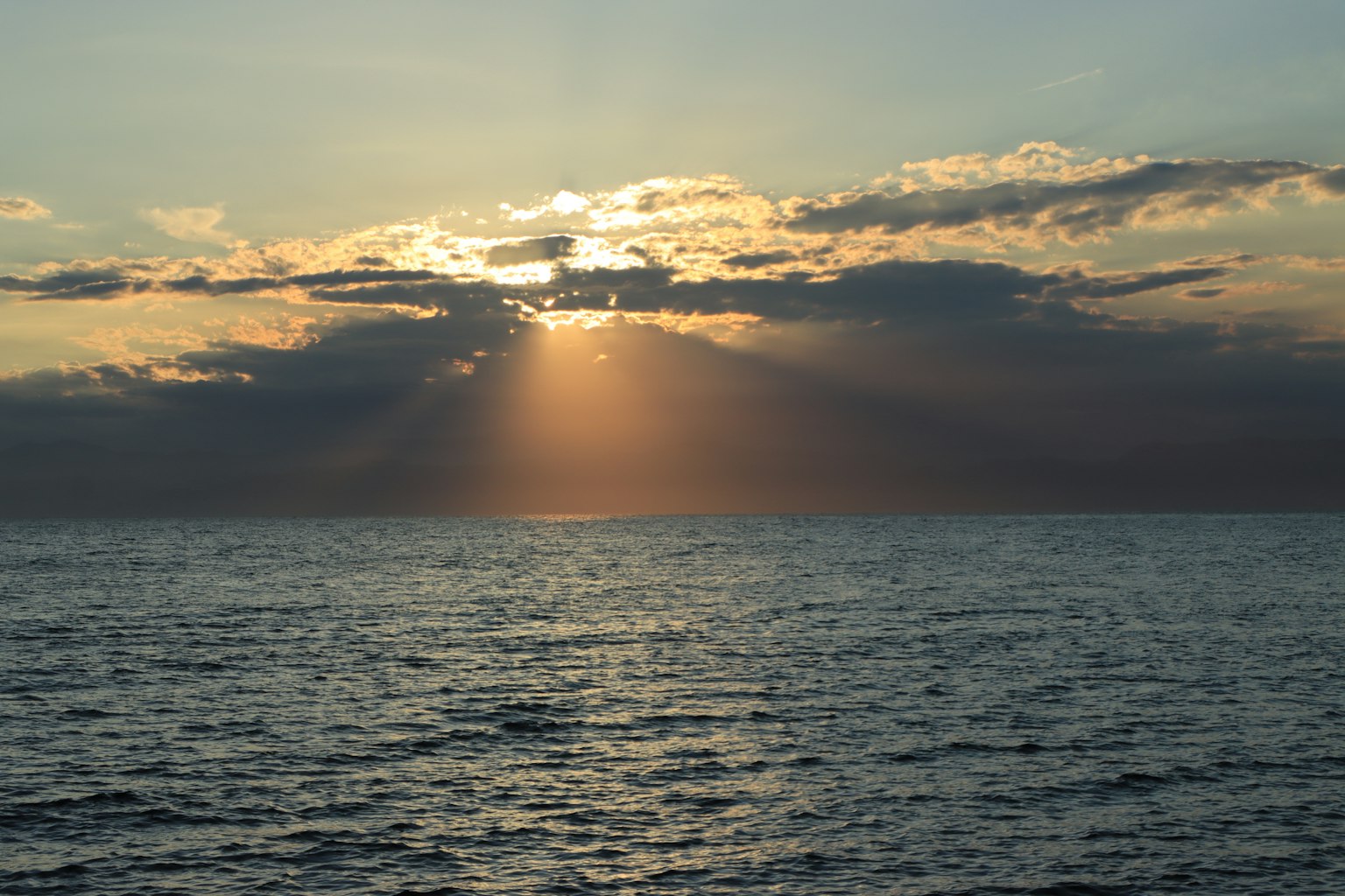 Bellissimo tramonto che brilla su acque oceaniche calme