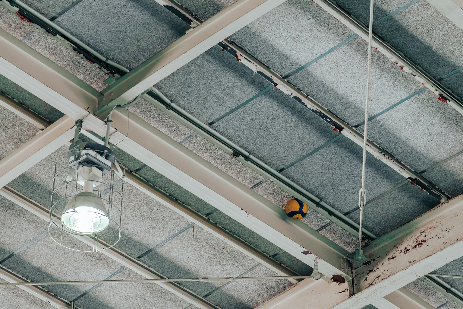 Acercamiento a una estructura de techo de metal con lámpara