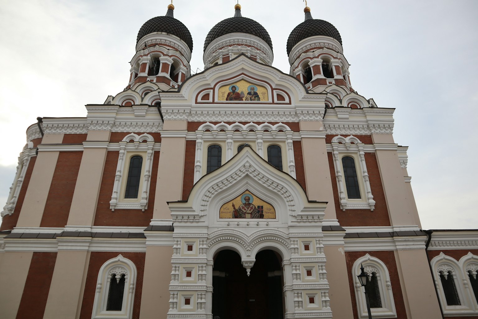 Fachada de la catedral de Alexander Nevsky con cúpulas distintivas y detalles ornamentales