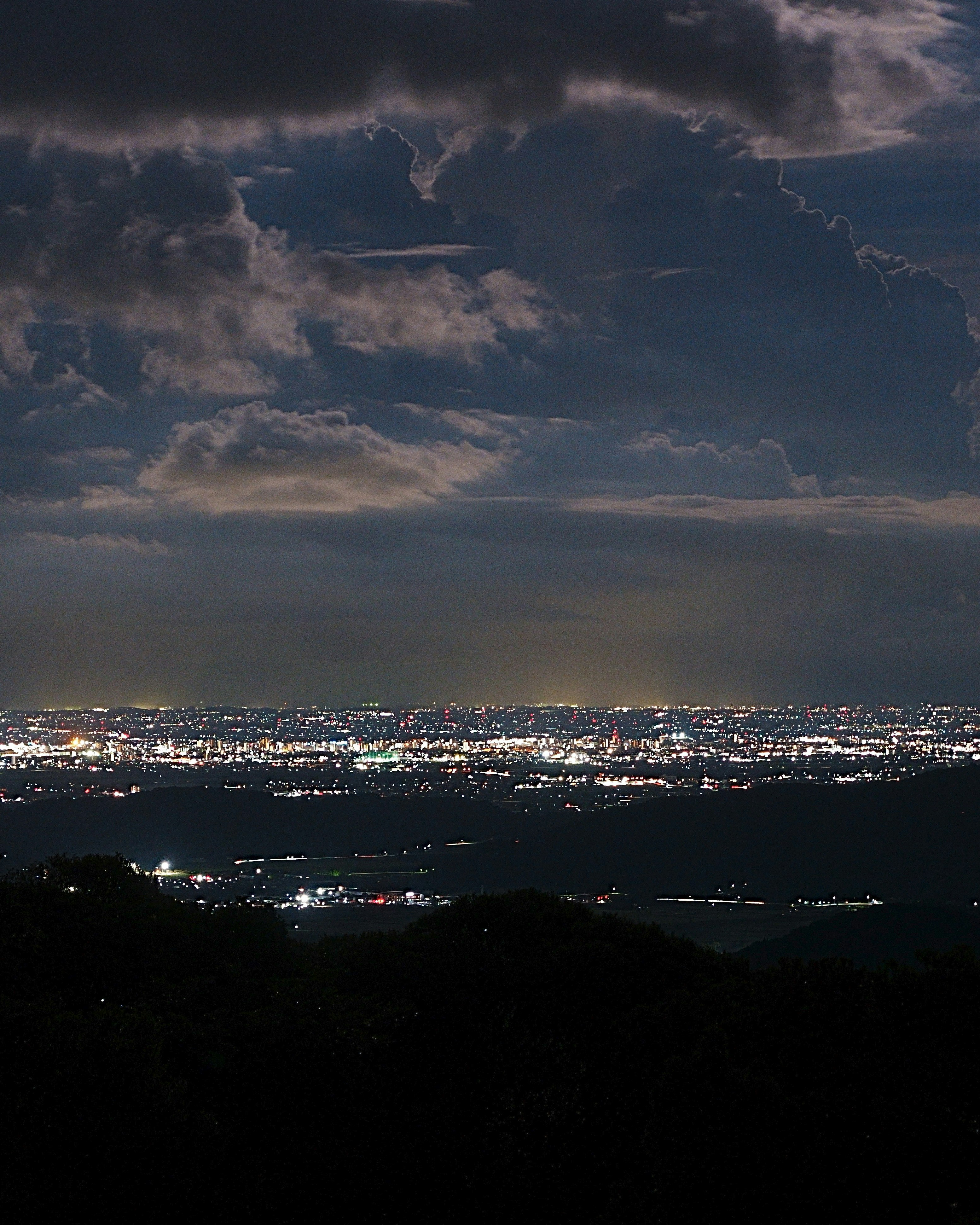 夜景の街並みと雲の広がる空