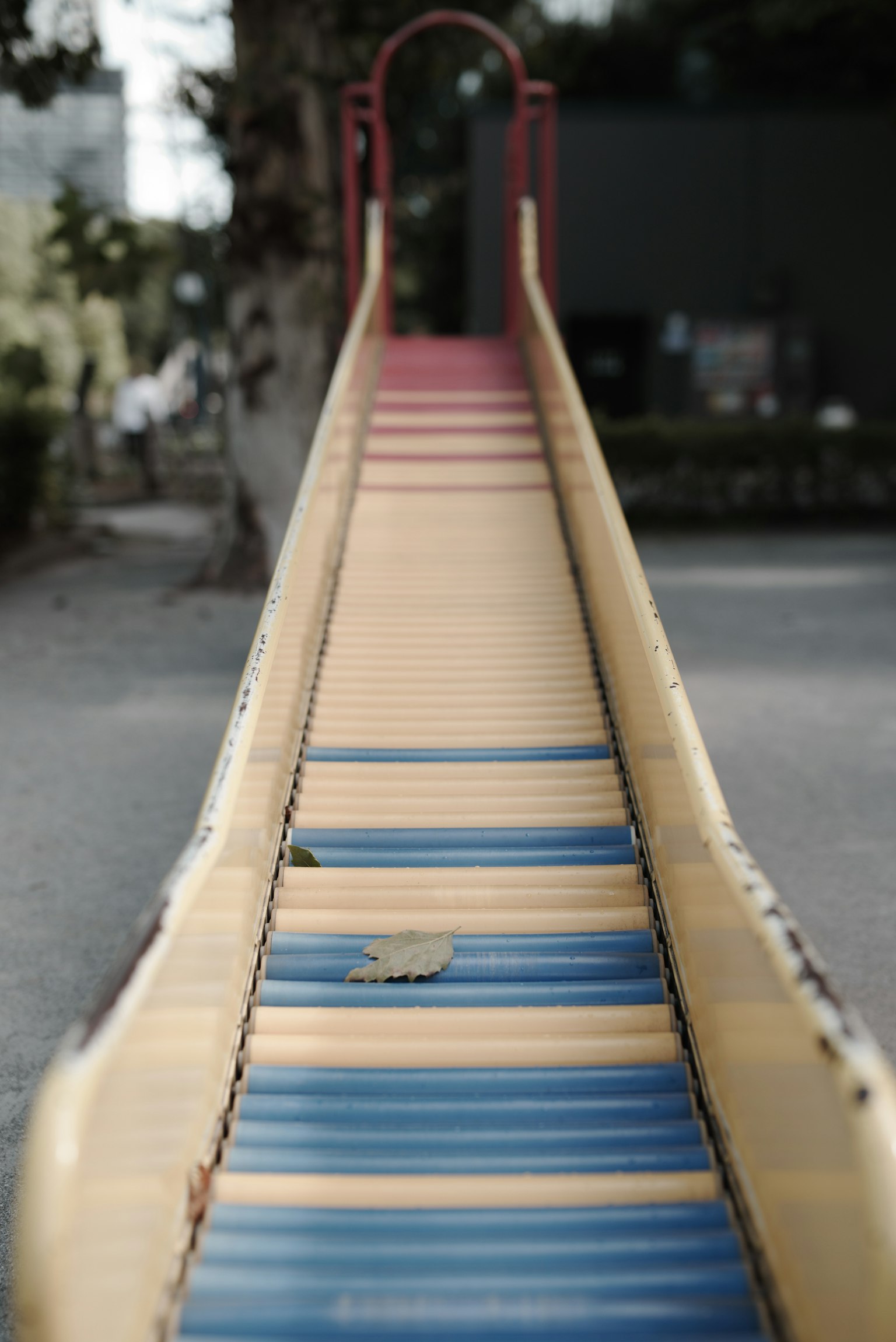 公園滑梯的視角,帶有黃色和藍色條紋
