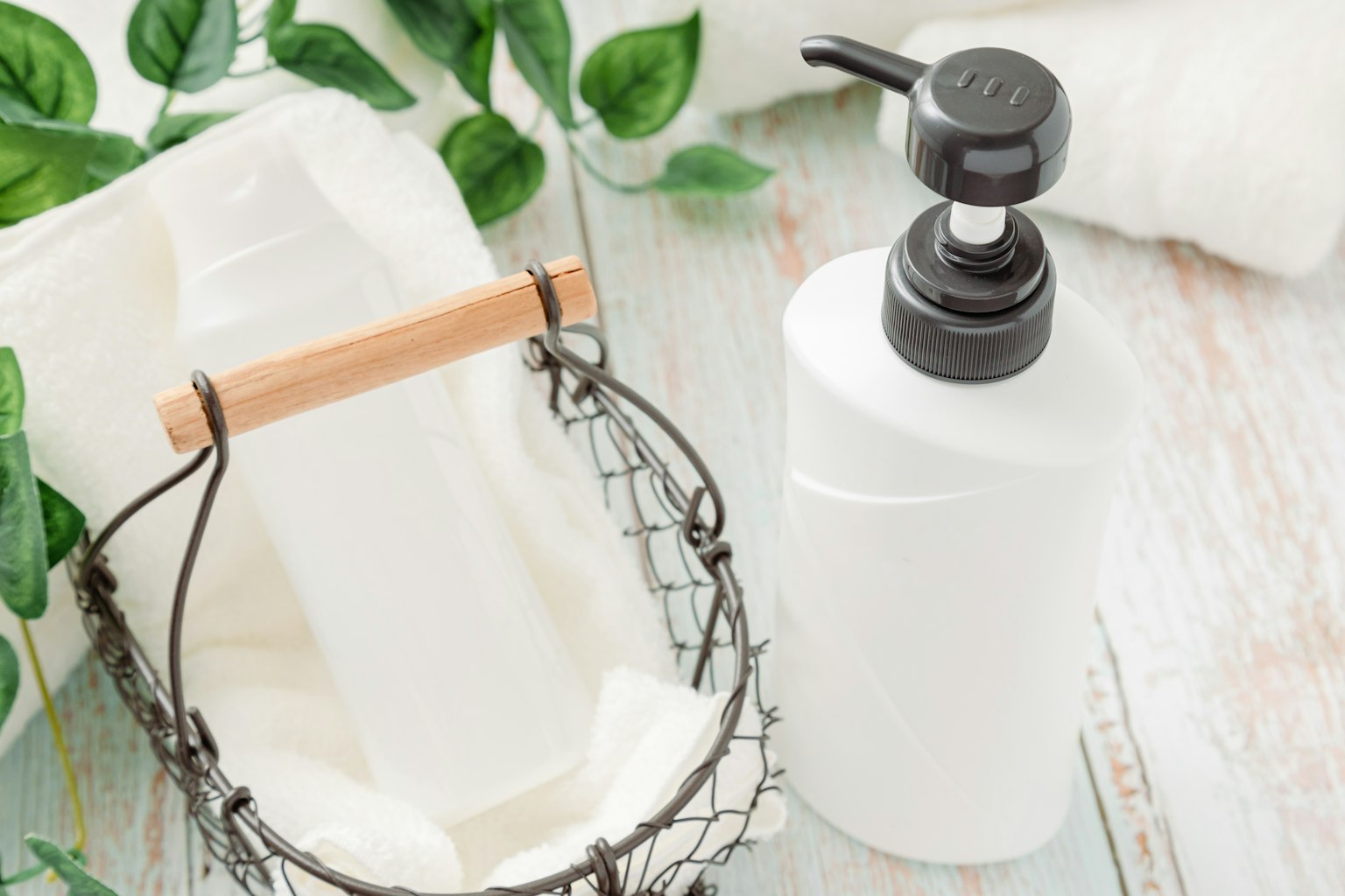 Sắp xếp đơn giản với một chai bơm màu trắng và một giỏ dây