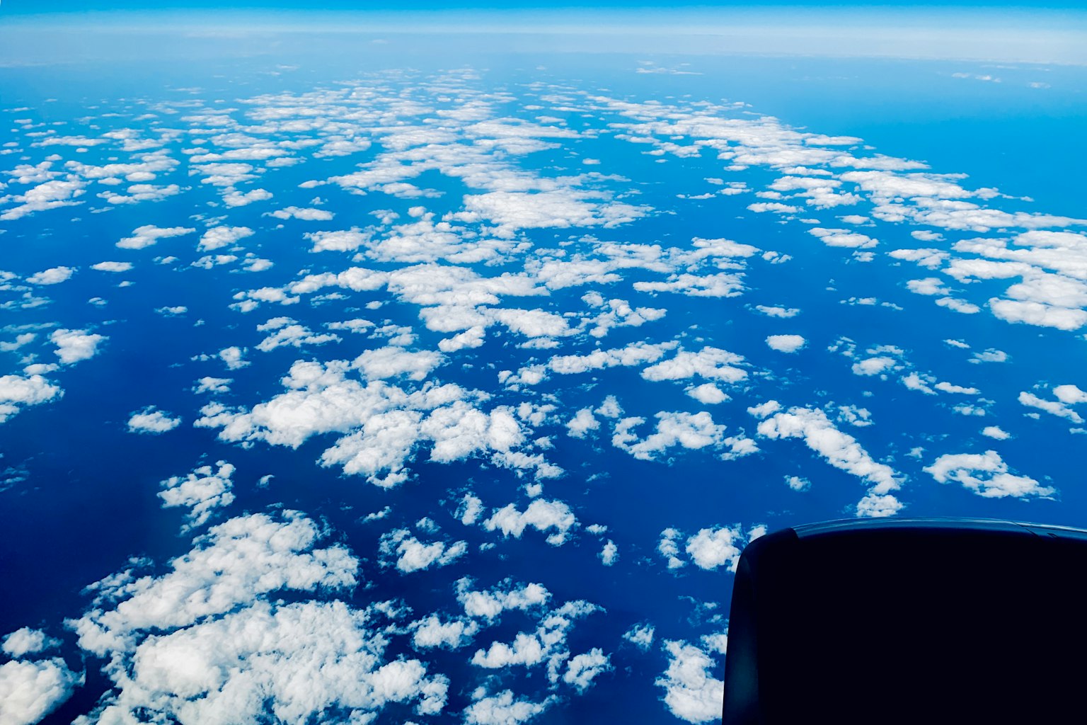Vue aérienne de l'océan bleu et des nuages blancs