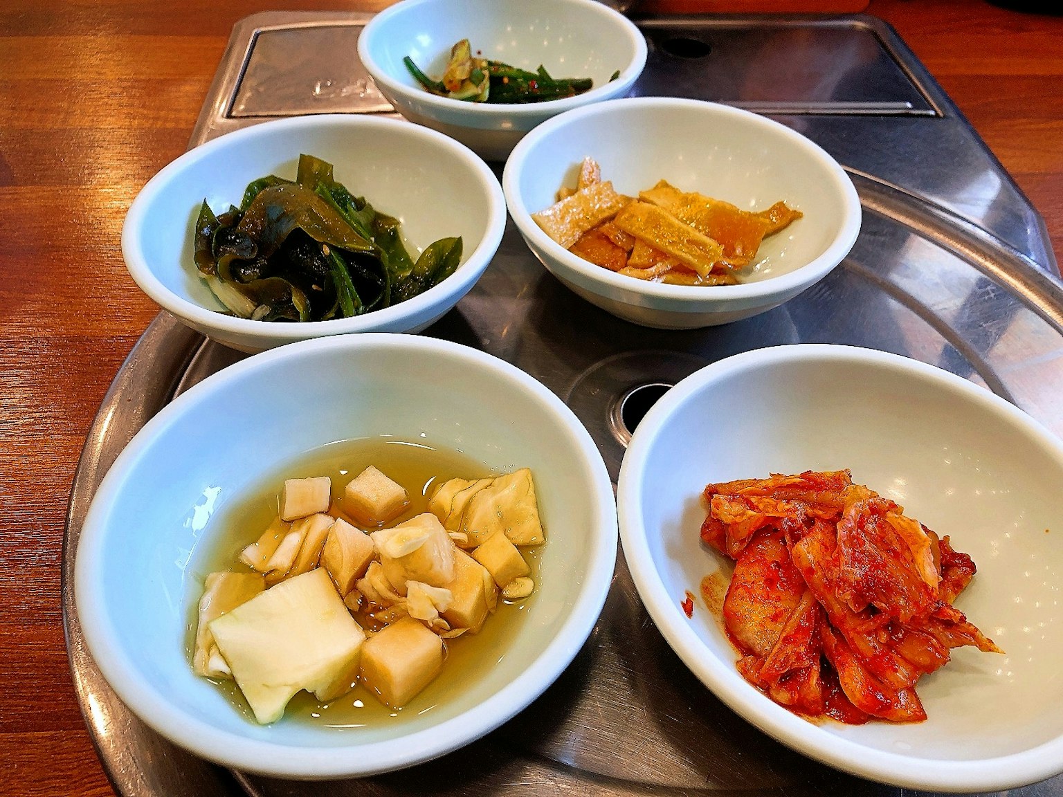 五个小碗装的韩国小菜