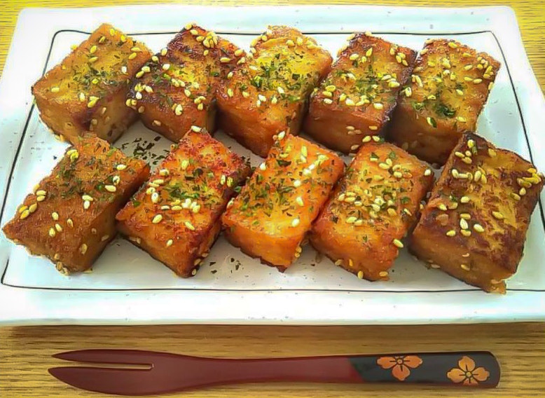 サイコロカットの焼き厚揚げに香味と胡麻を散らした盛り合わせ