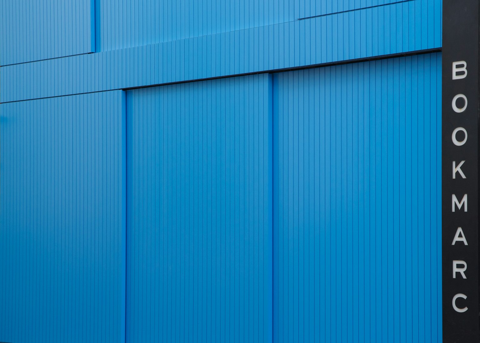 Blauer Wand mit dem Schild BOOKMARC