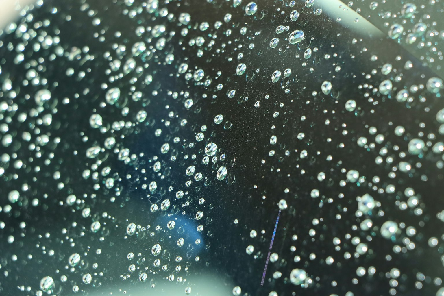 Gotas de agua esparcidas sobre una superficie negra