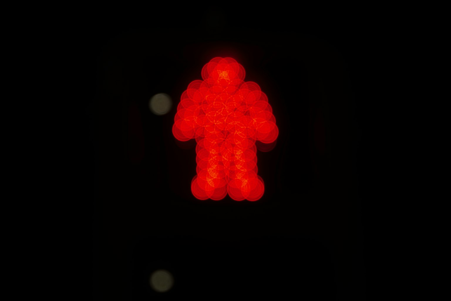 Silhouette rouge d'une figure brilliante sur fond noir