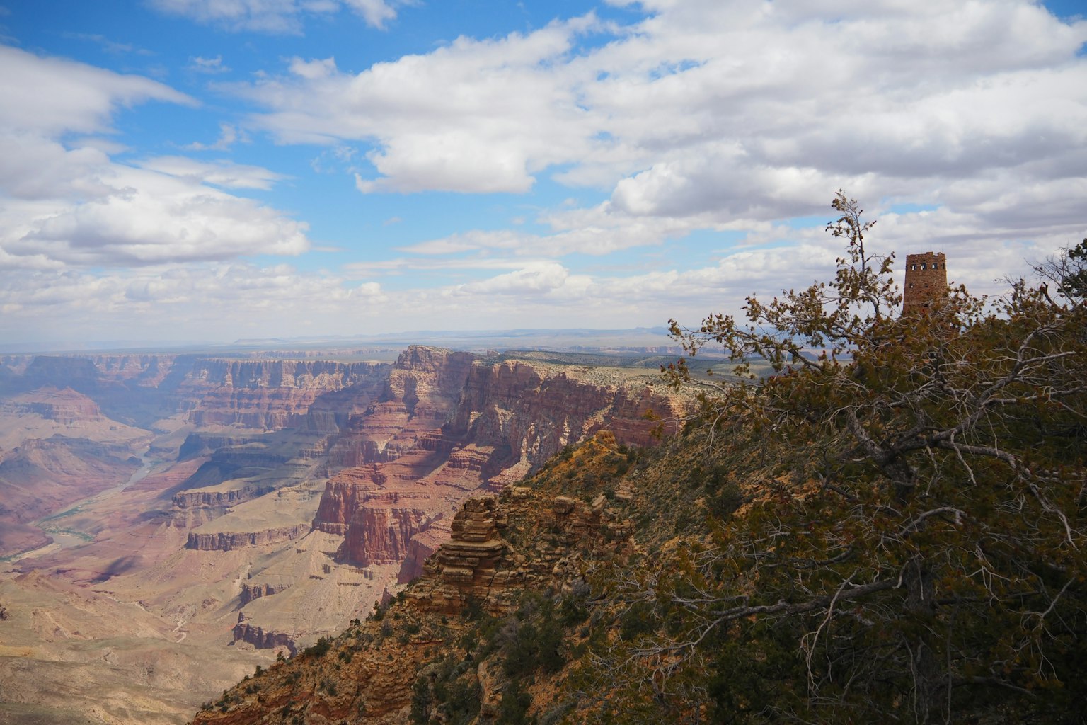 Cảnh quan hùng vĩ của Grand Canyon với bầu trời nhiều mây