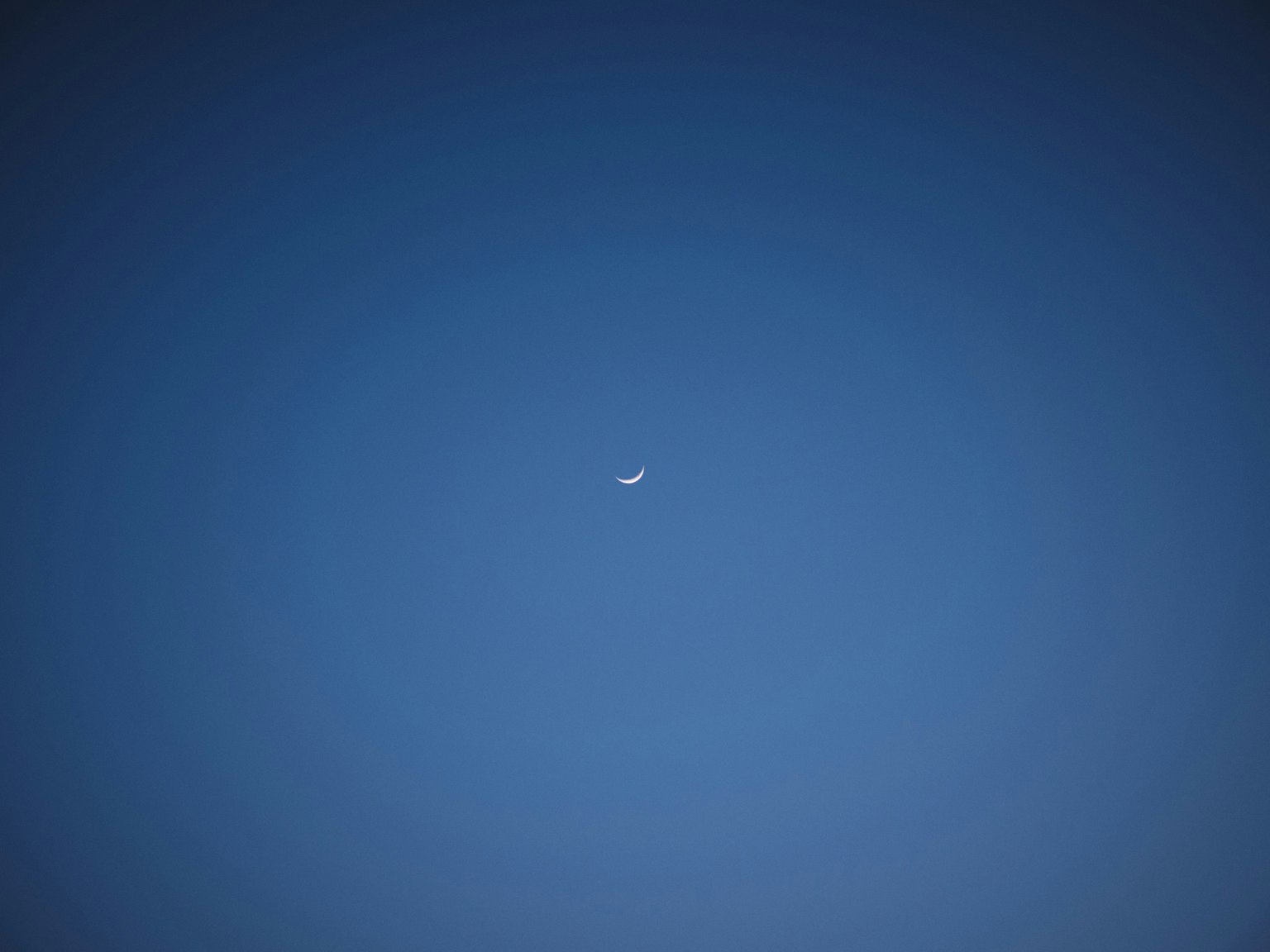 푸른 하늘에 떠 있는 작은 초승달