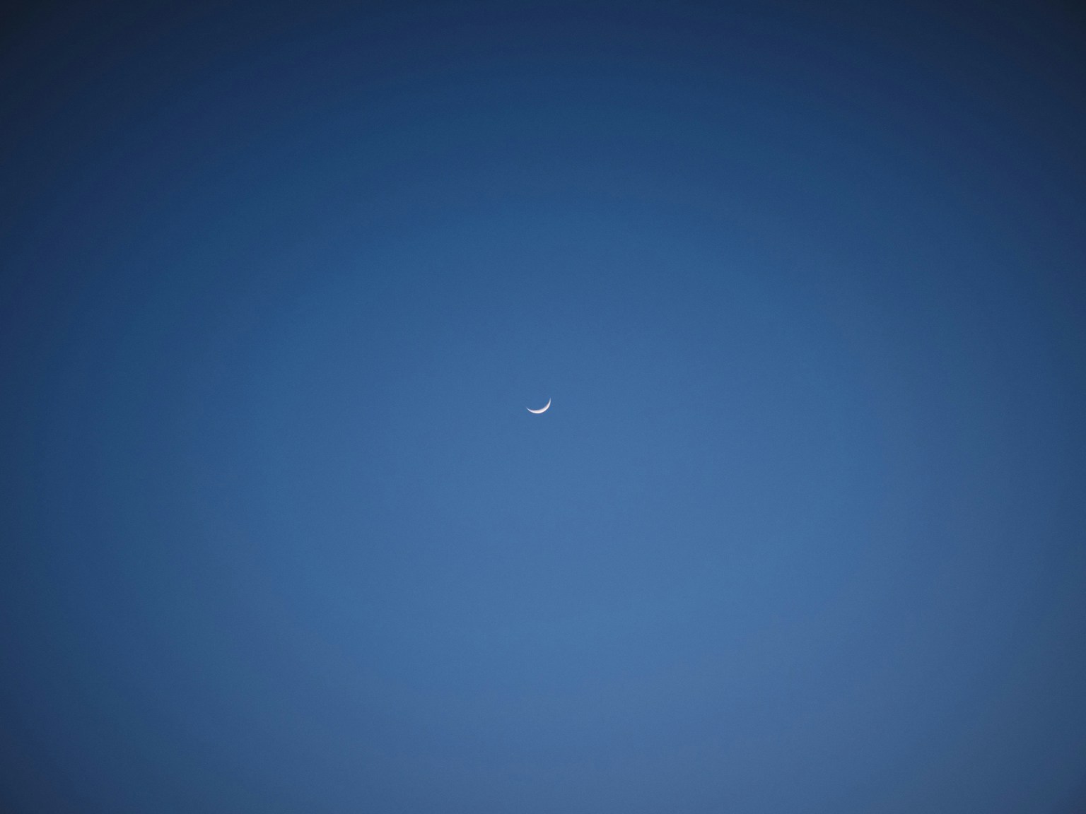 Bulan sabit kecil di langit biru