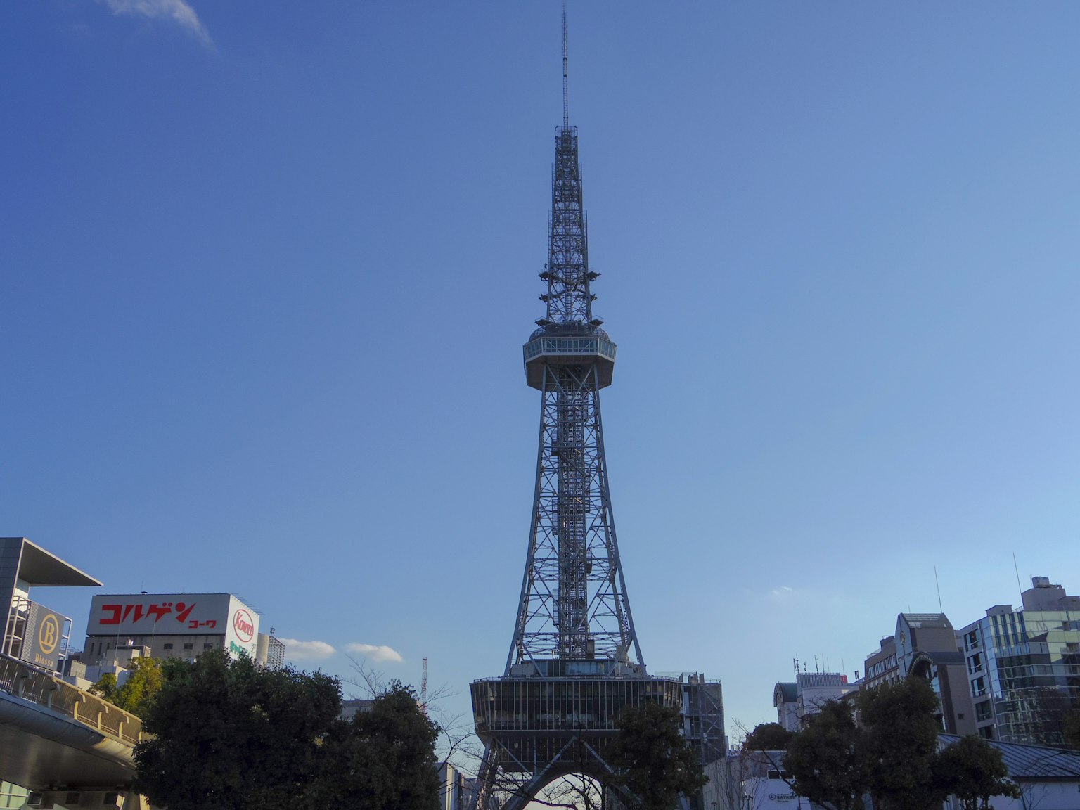 Tour de télévision de Nagoya sous un ciel bleu clair