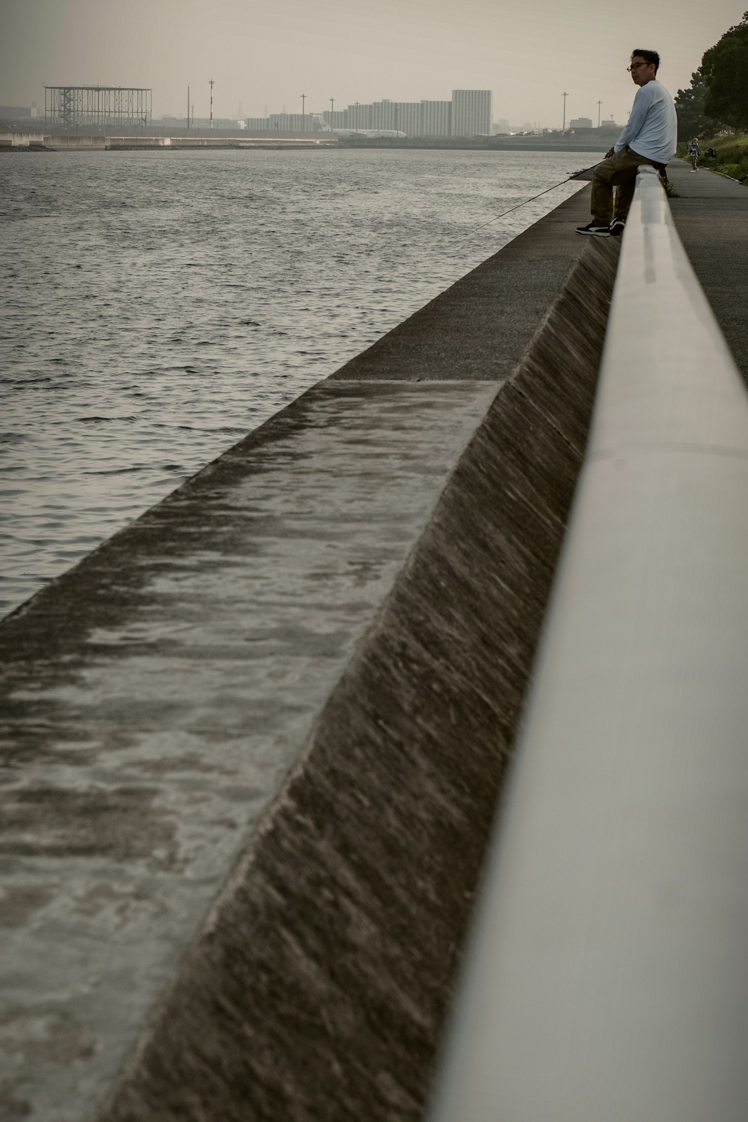 坐在水边的男人与宁静的风景