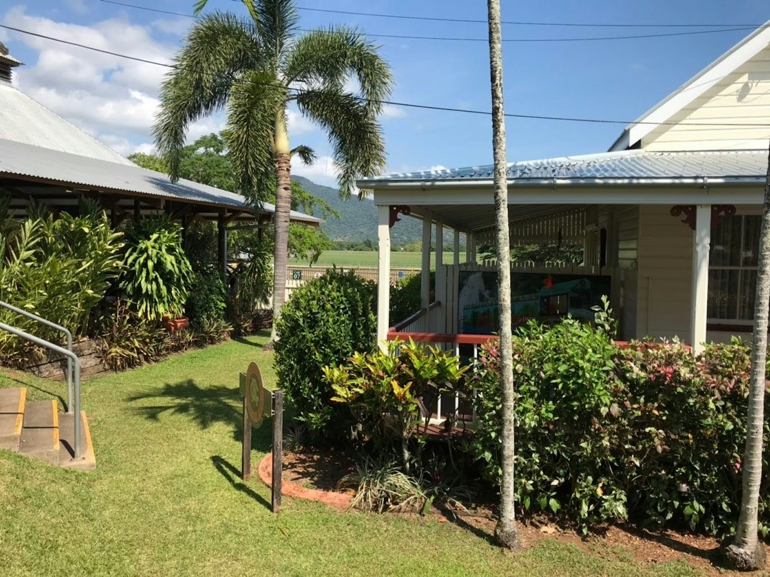 Casa con jardín exuberante y paisaje circundante