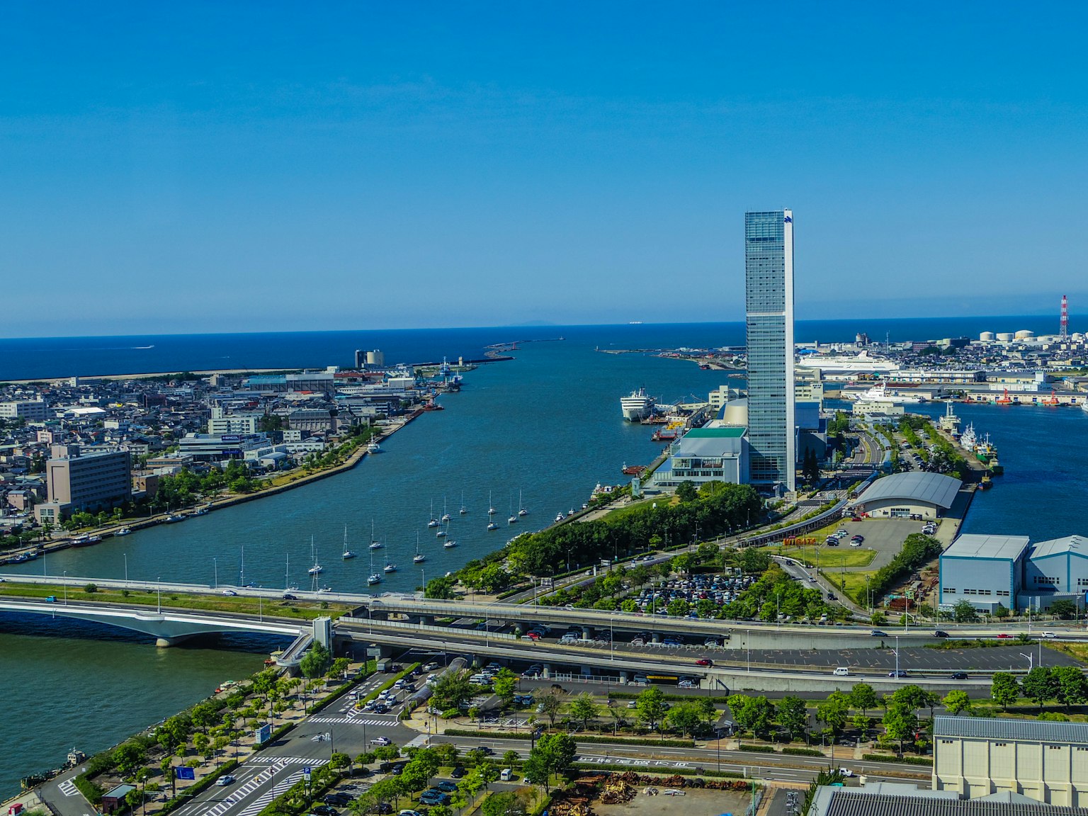 Belle vue de la mer et de la ville avec des gratte-ciel et des parcs verdoyants