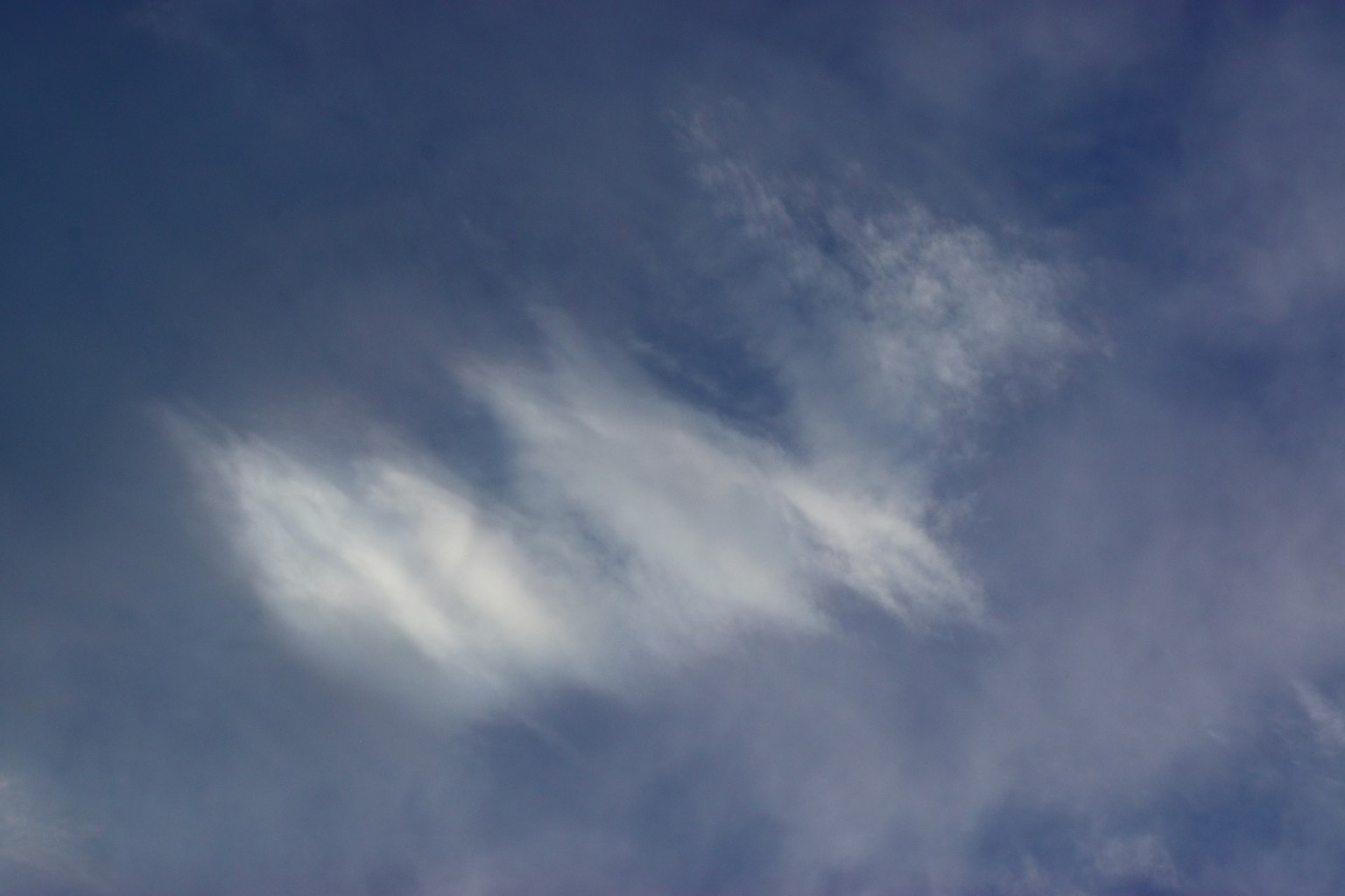 Forme di nuvole bianche che galleggiano in un cielo blu