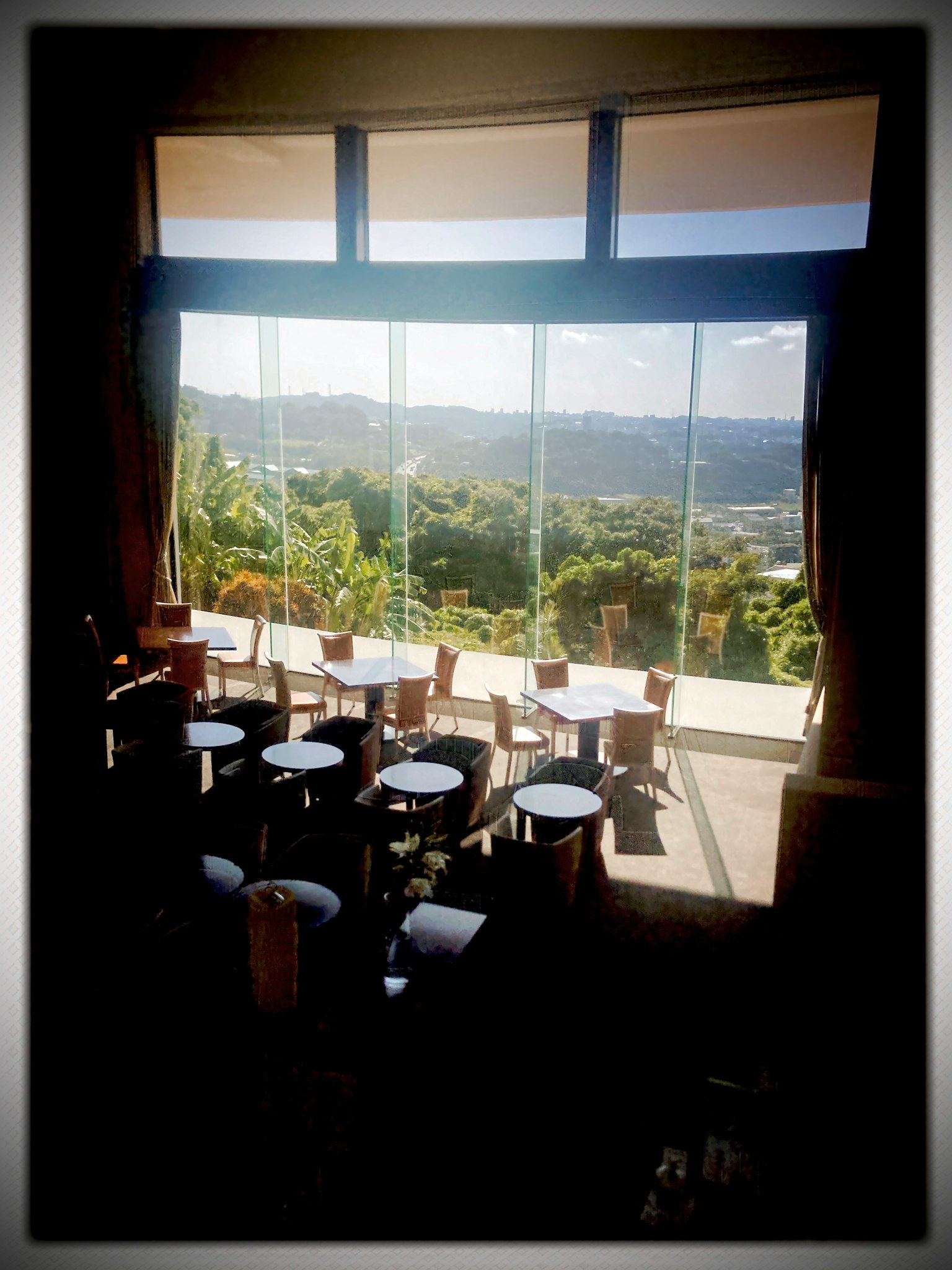 大きな窓から美しい風景が見えるカフェの内部テーブルと椅子