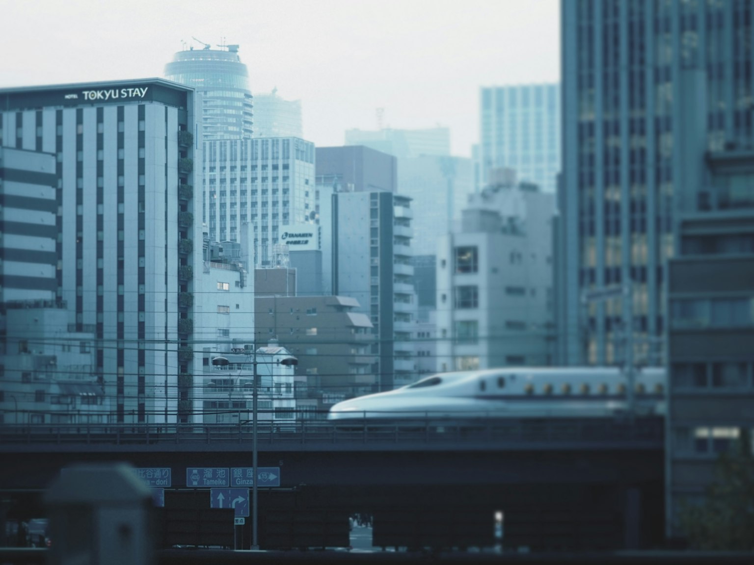 東京の高層ビルと新幹線が見える都市の風景