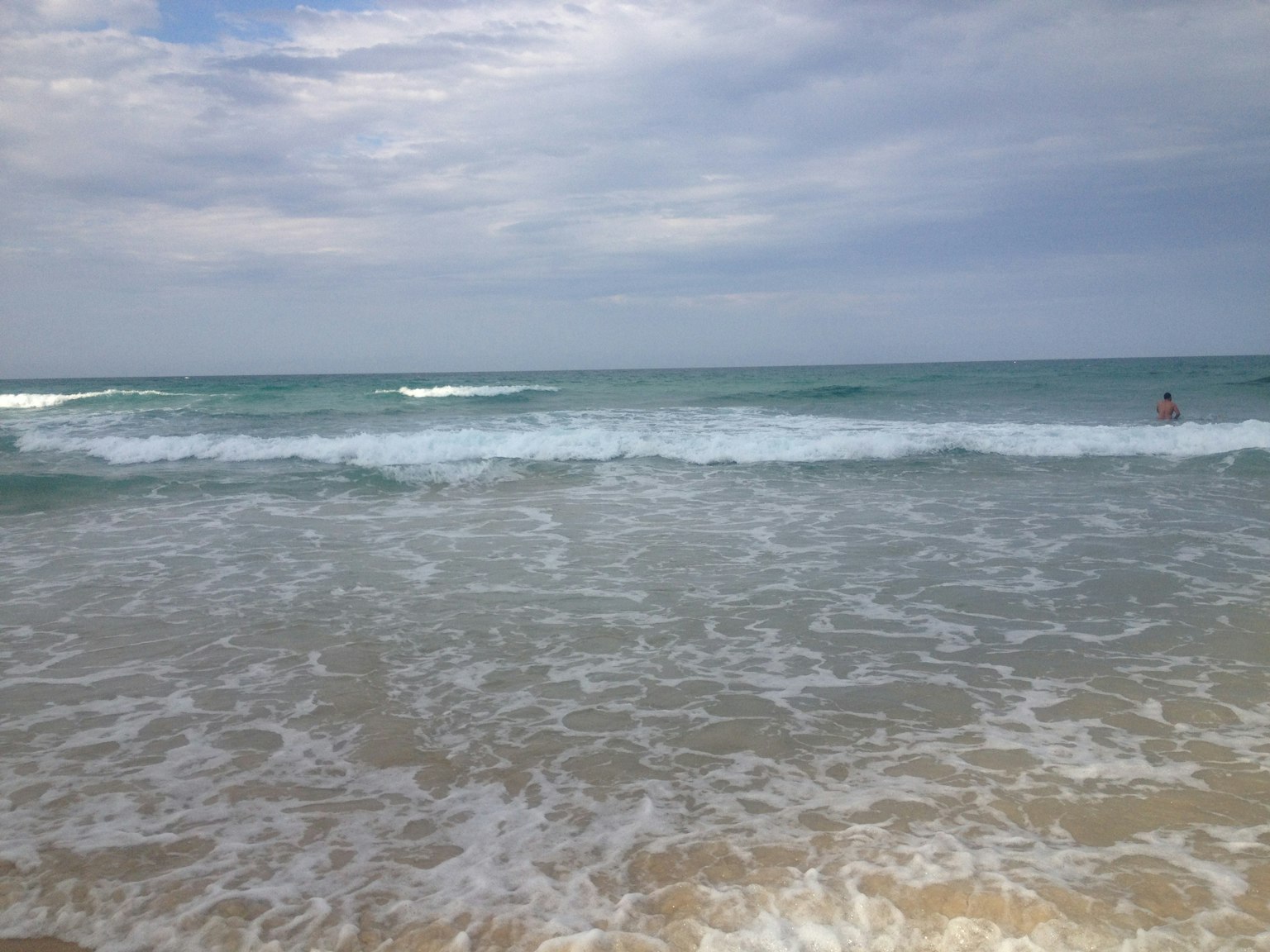 海滩场景，蓝色海洋和翻滚的波浪