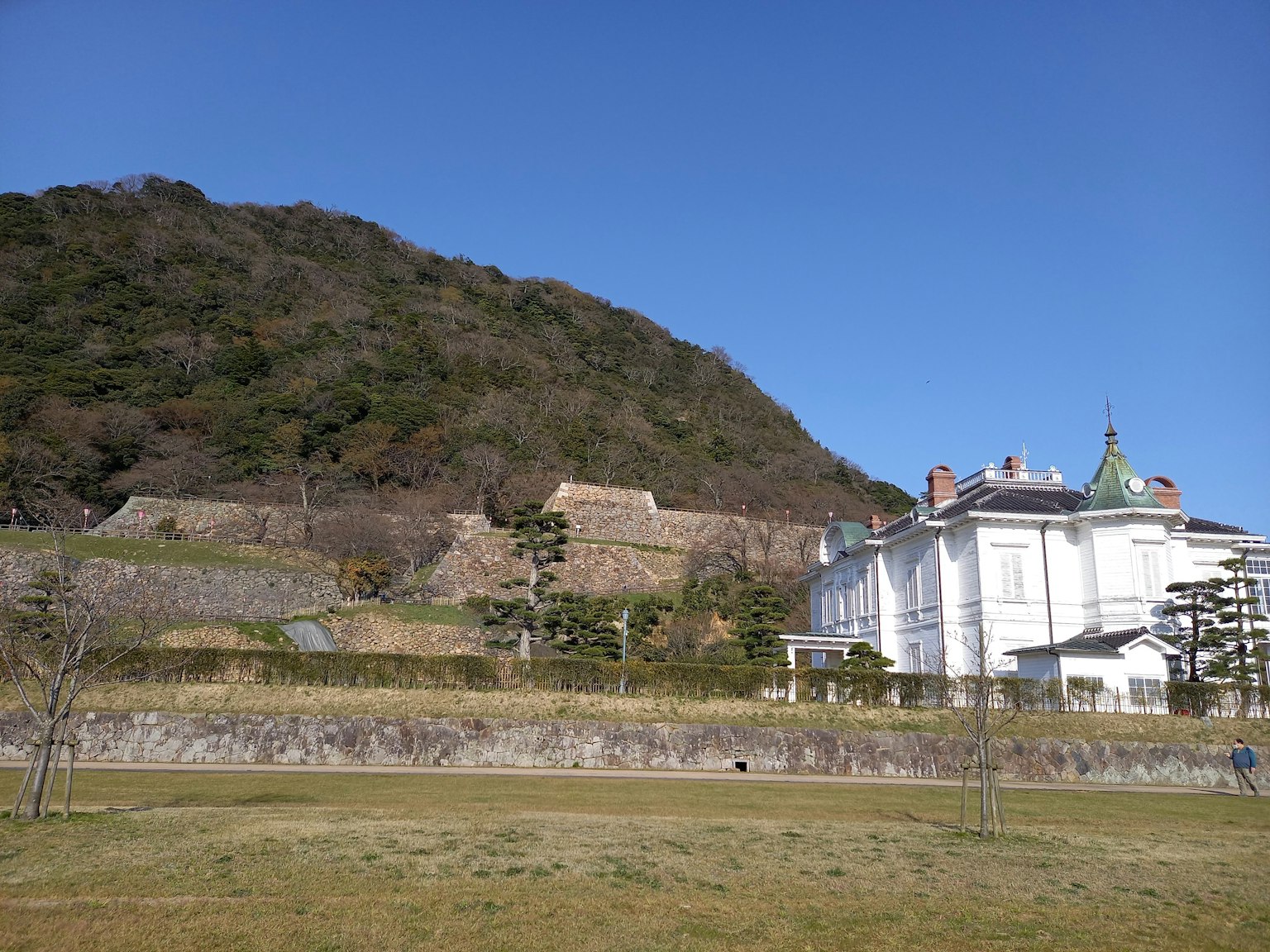 包含山丘和白色建築的風景