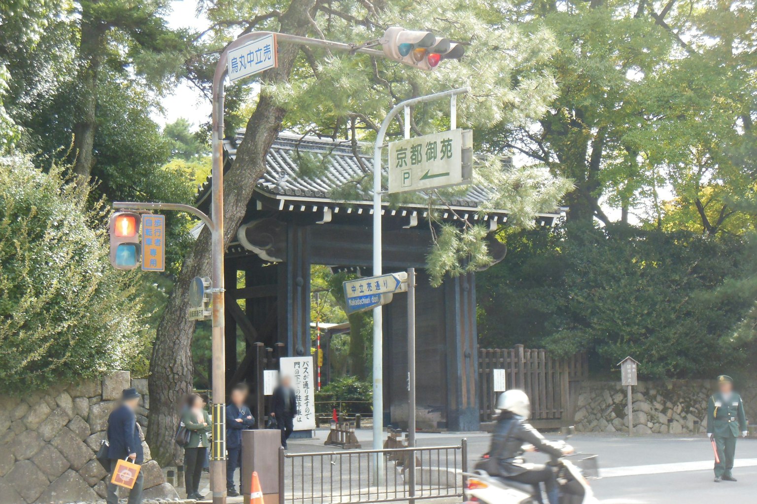 一座传统的门面向道路，配有交通信号灯和街道标志