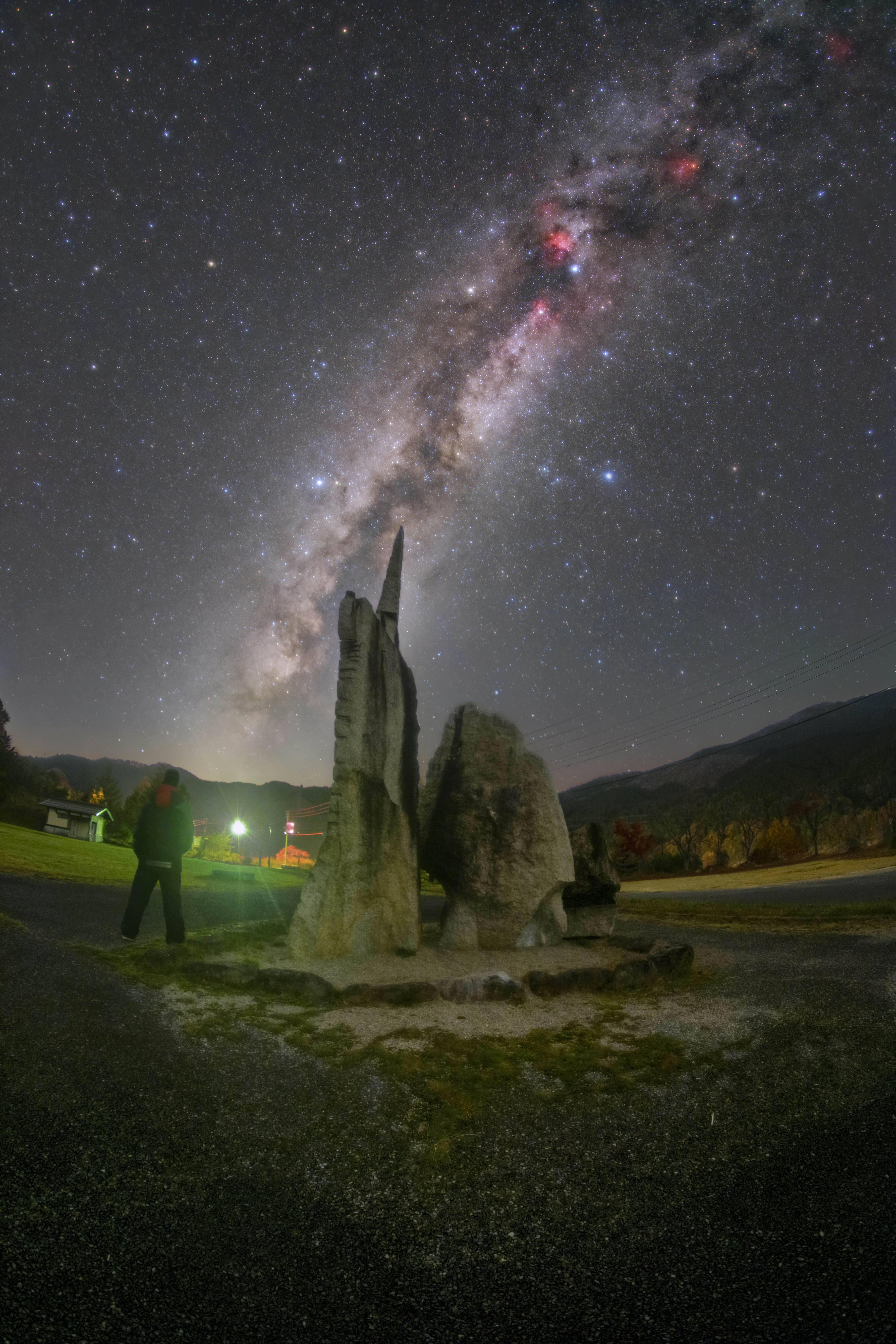 夜空中的銀河與直立巨石的星空景觀