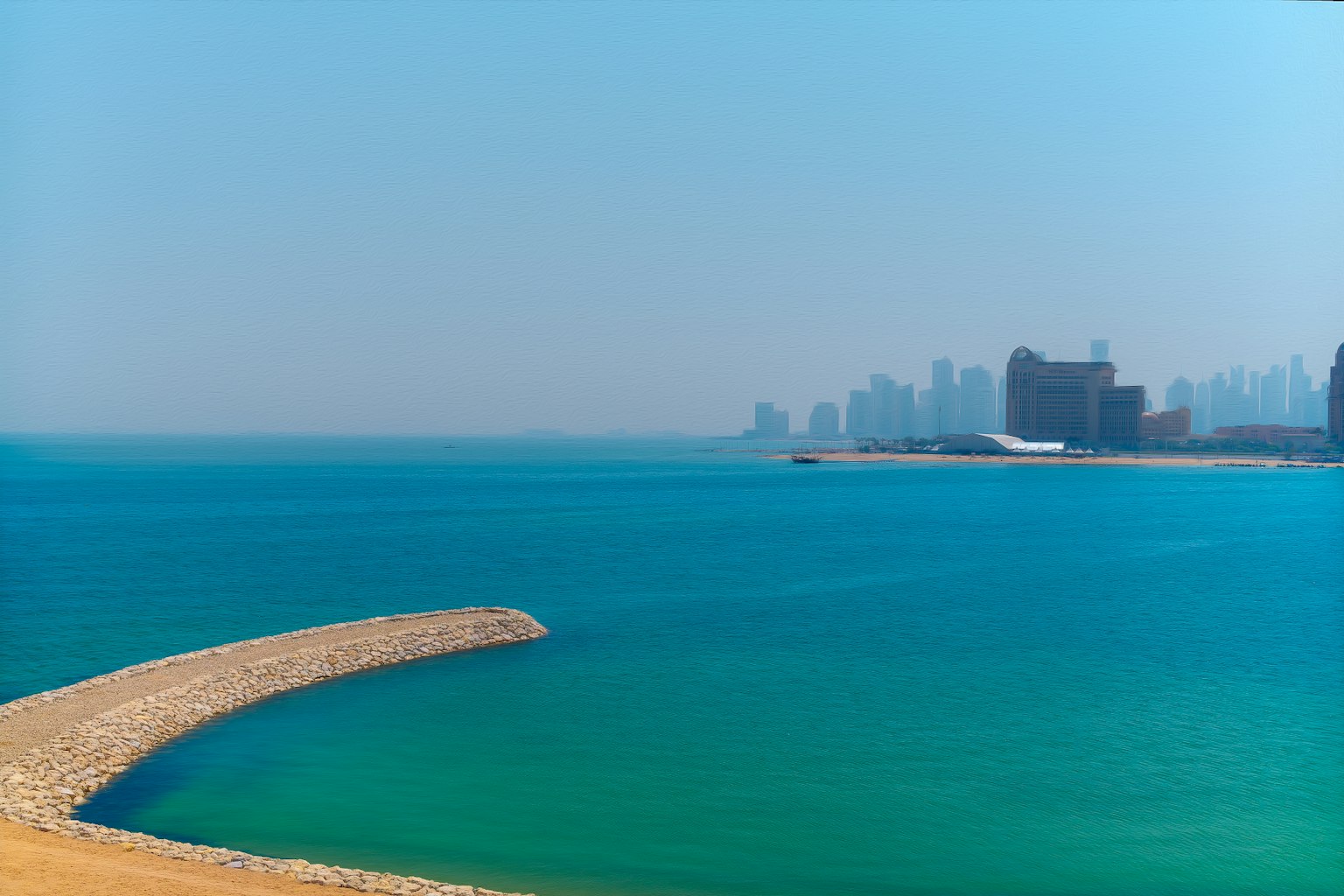 Vista del mare blu e della spiaggia con skyline di grattacieli sullo sfondo