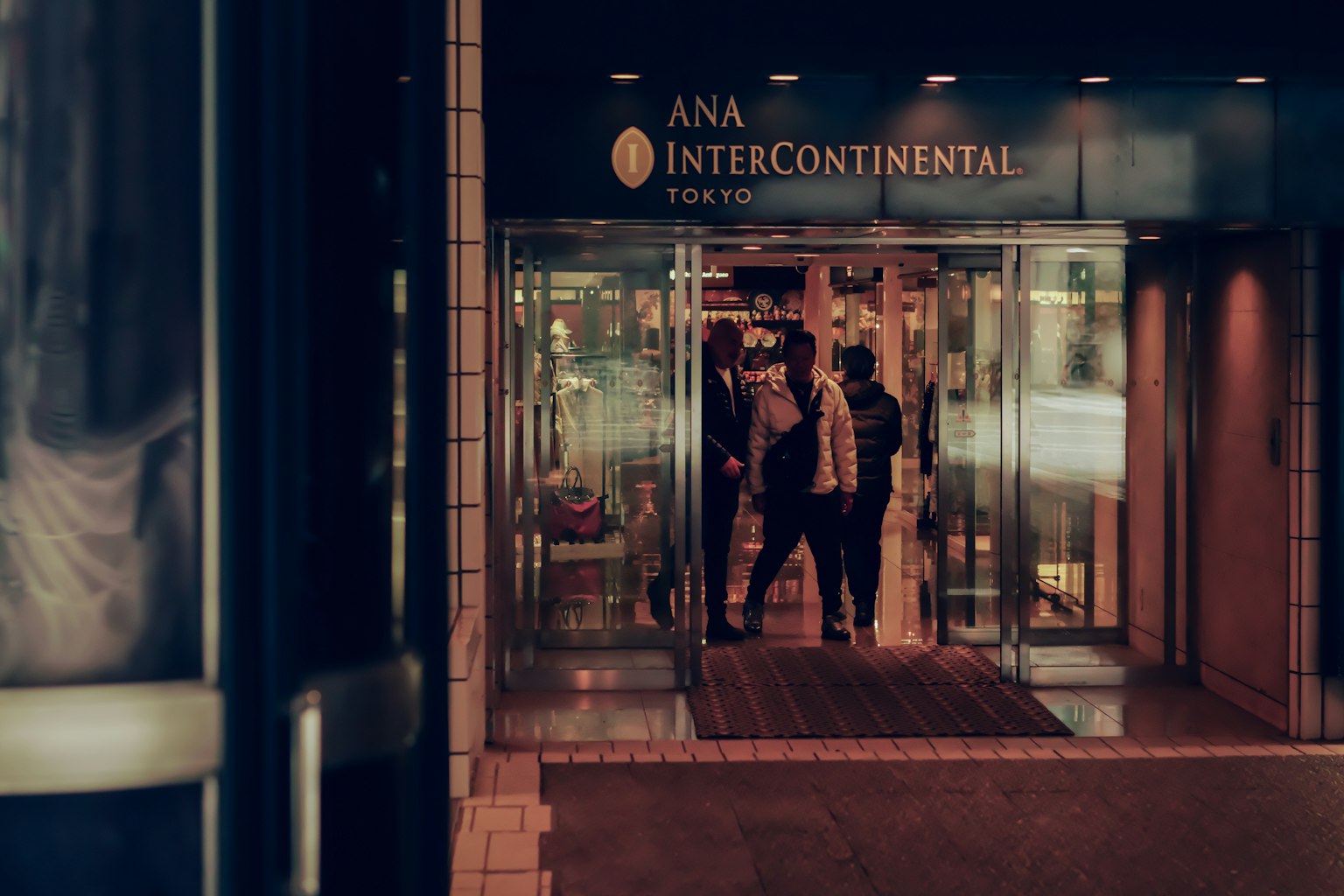 Pintu ANA InterContinental Tokyo dengan orang-orang masuk dan keluar