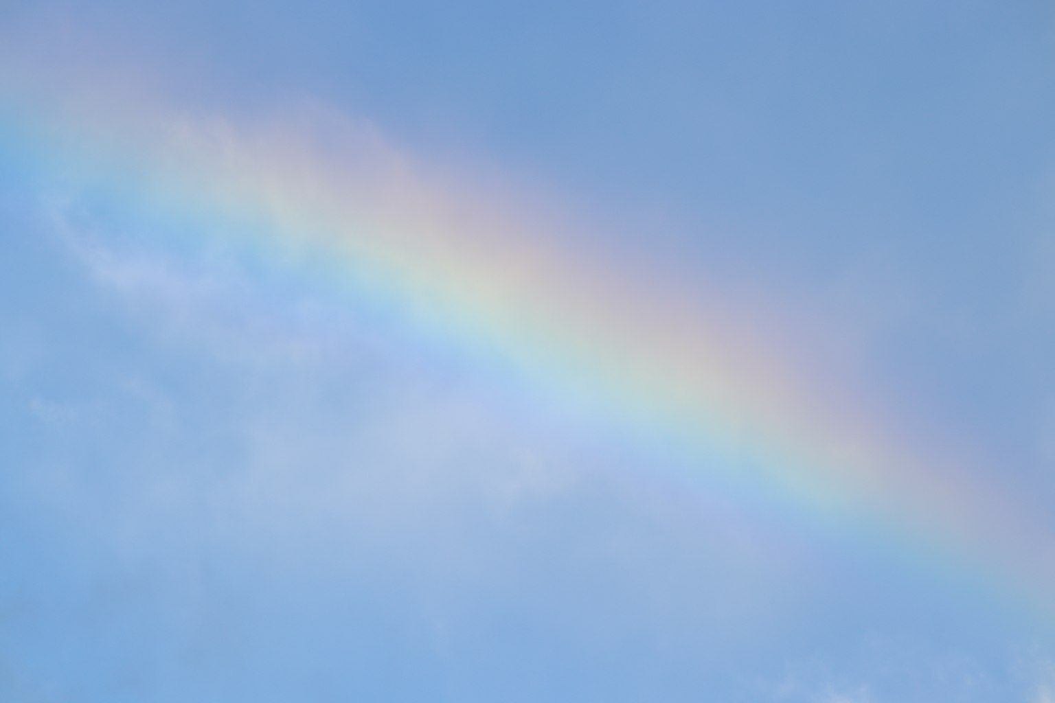 Un arcobaleno che attraversa un cielo azzurro