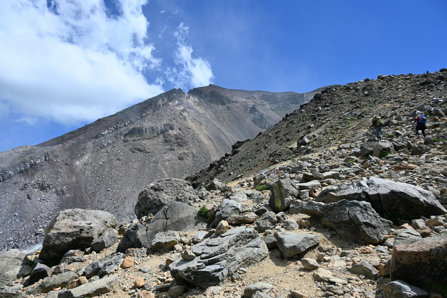 Paysage de montagne avec ciel bleu terrain rocheux