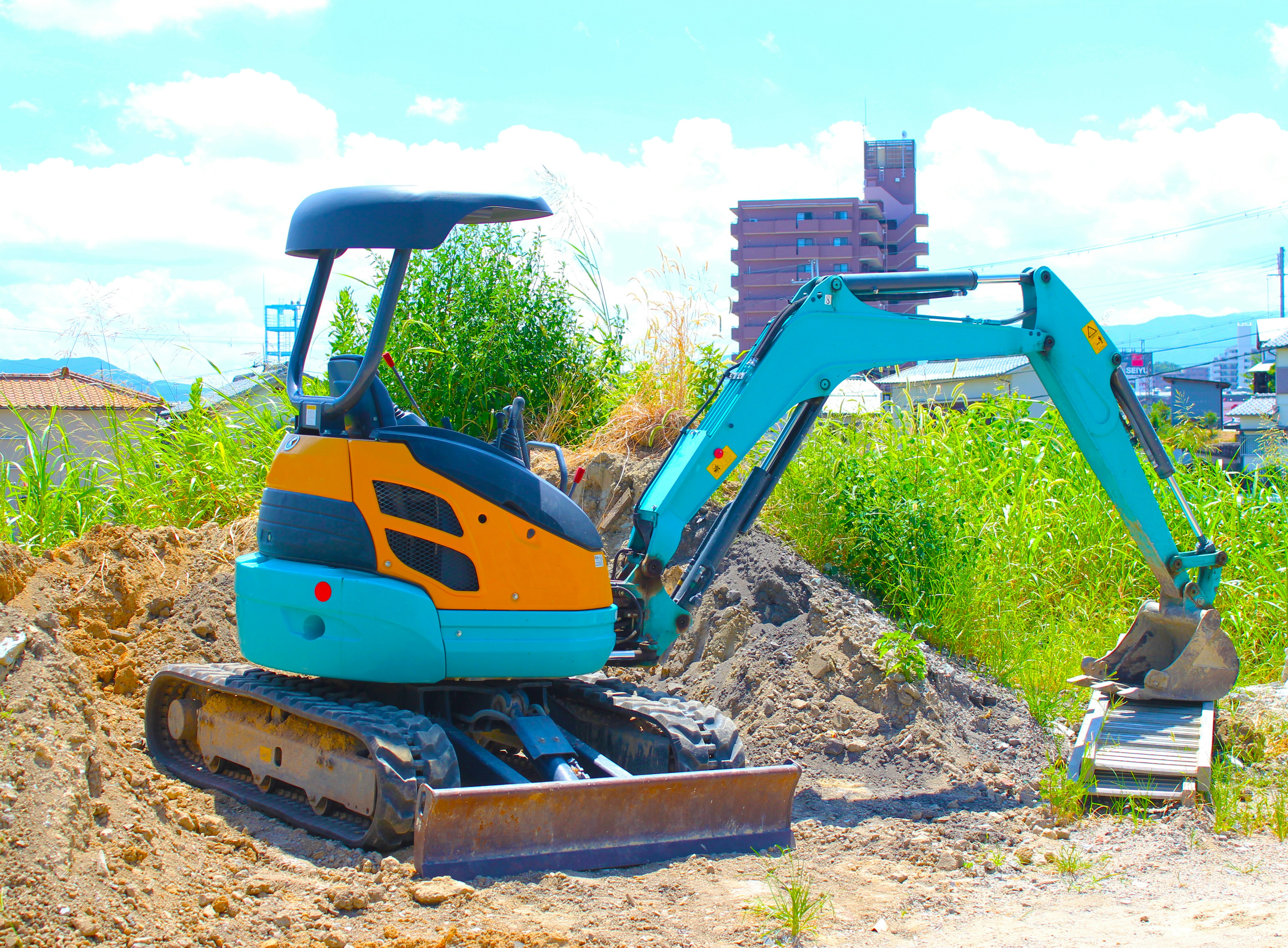 Bulldozer travaillant sur un talus herbeux