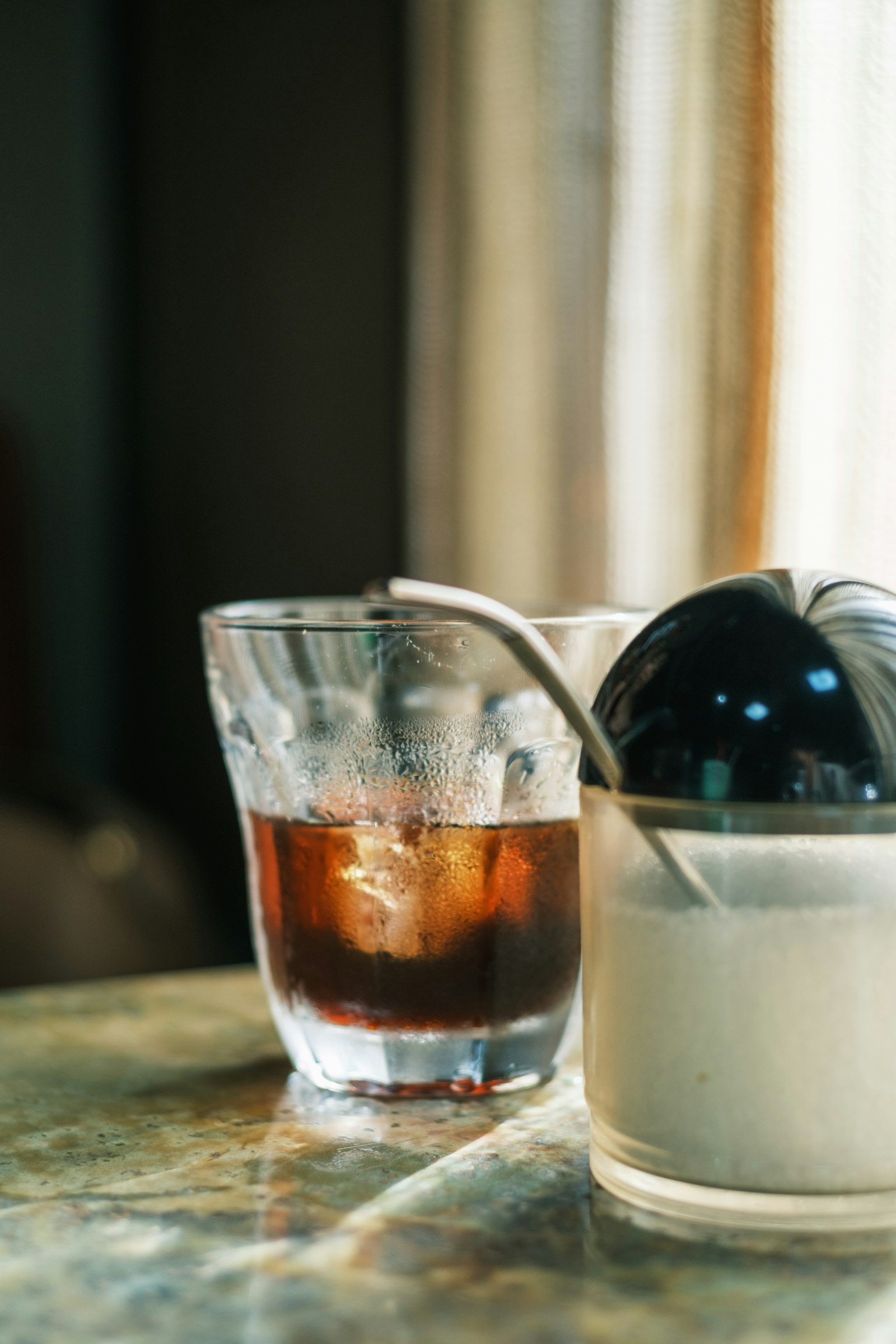 テーブルの上にあるアイスコーヒーとデザートのグラス