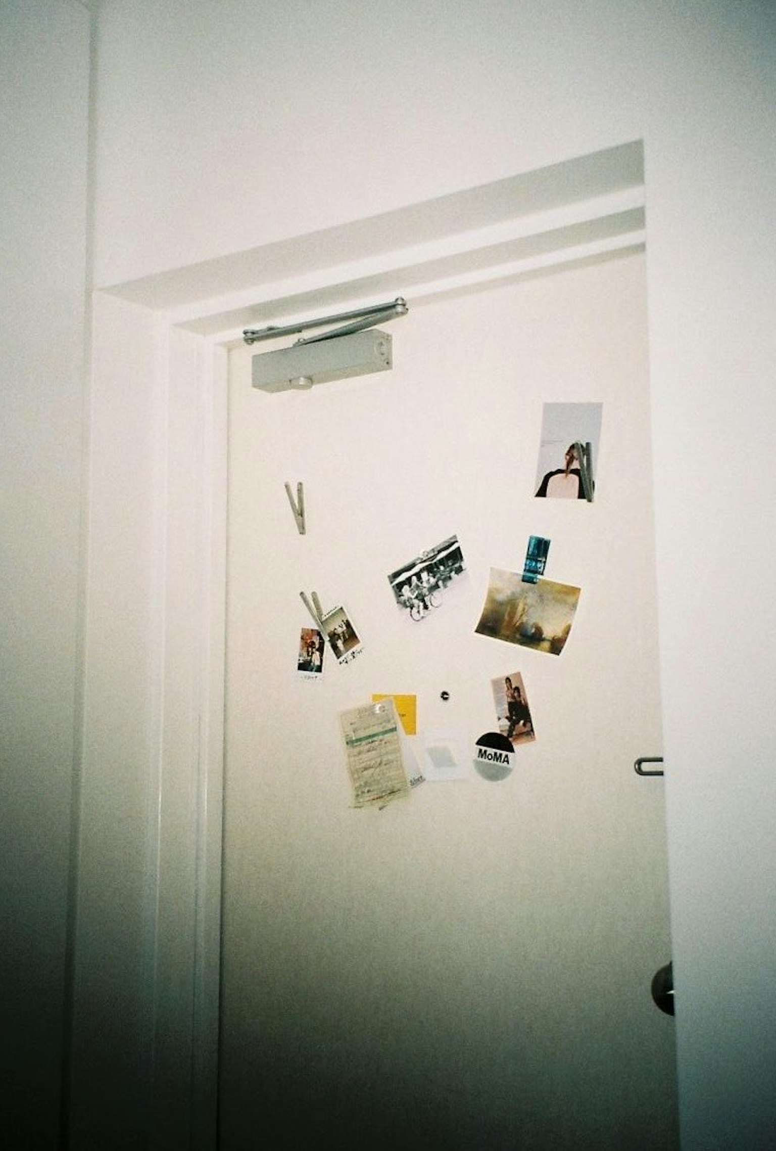 Un collage di foto e note su una porta