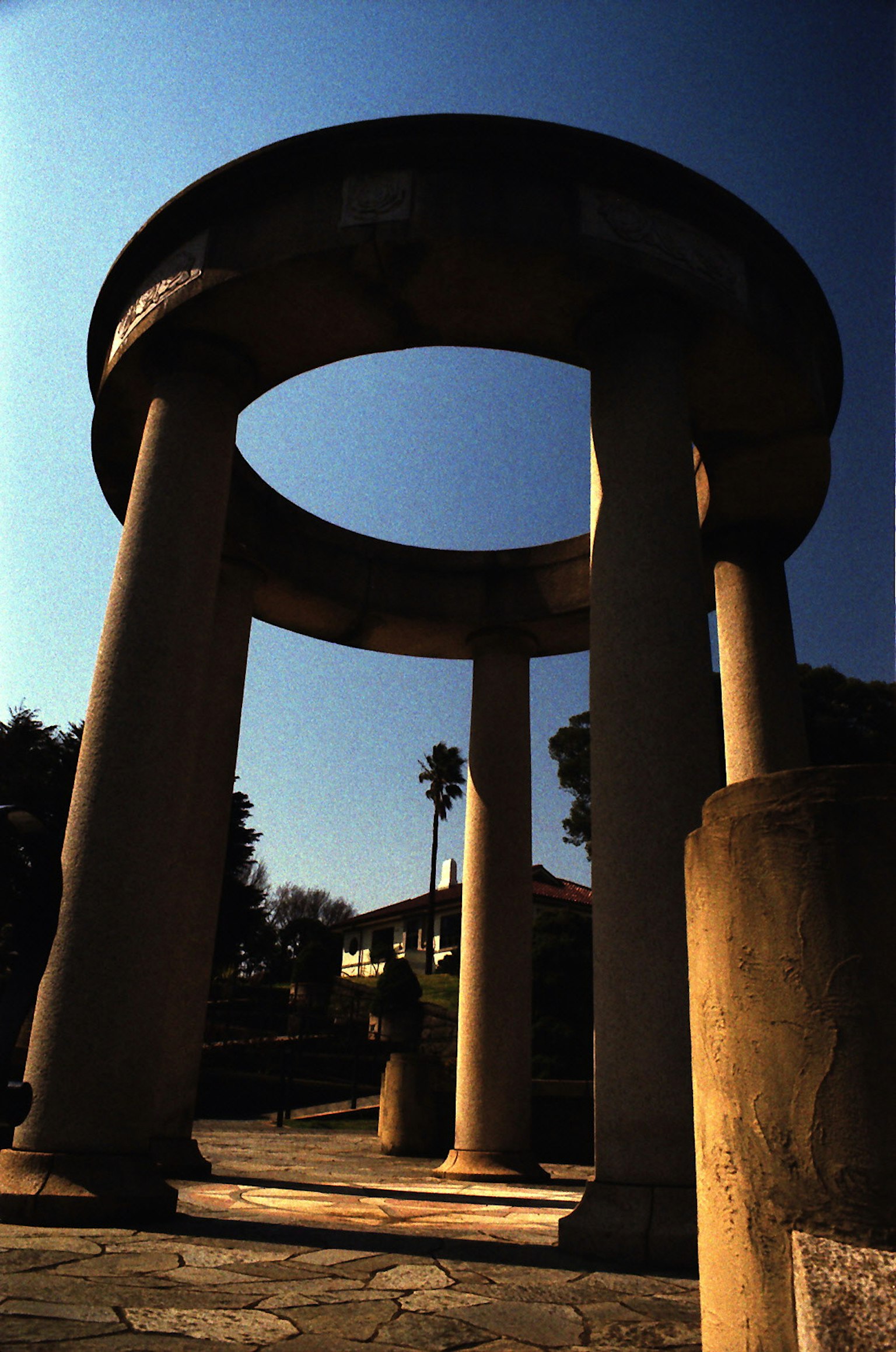 Structure architecturale circulaire avec des colonnes et un ciel bleu