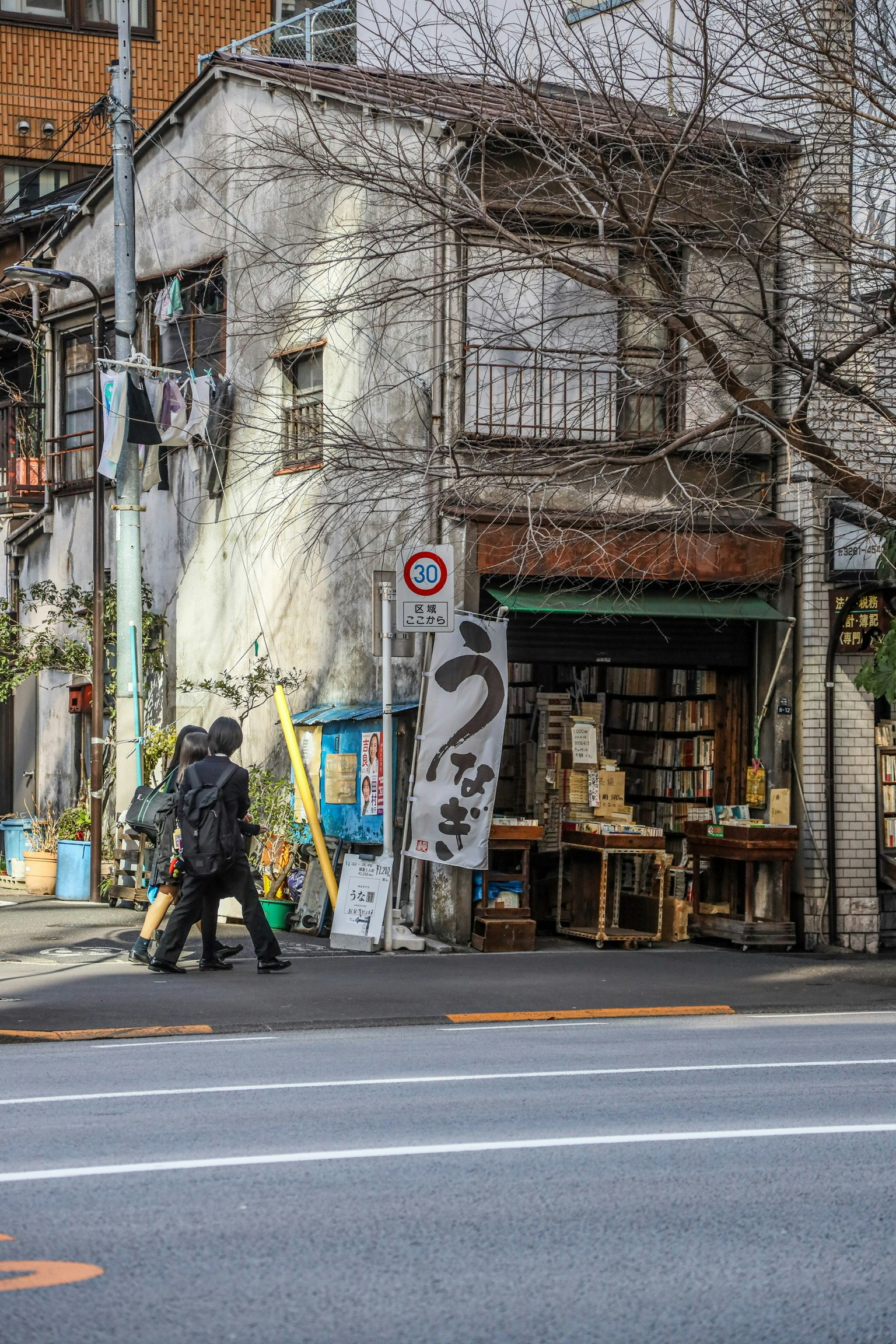 神田の路地に面した古い建物と店先の看板