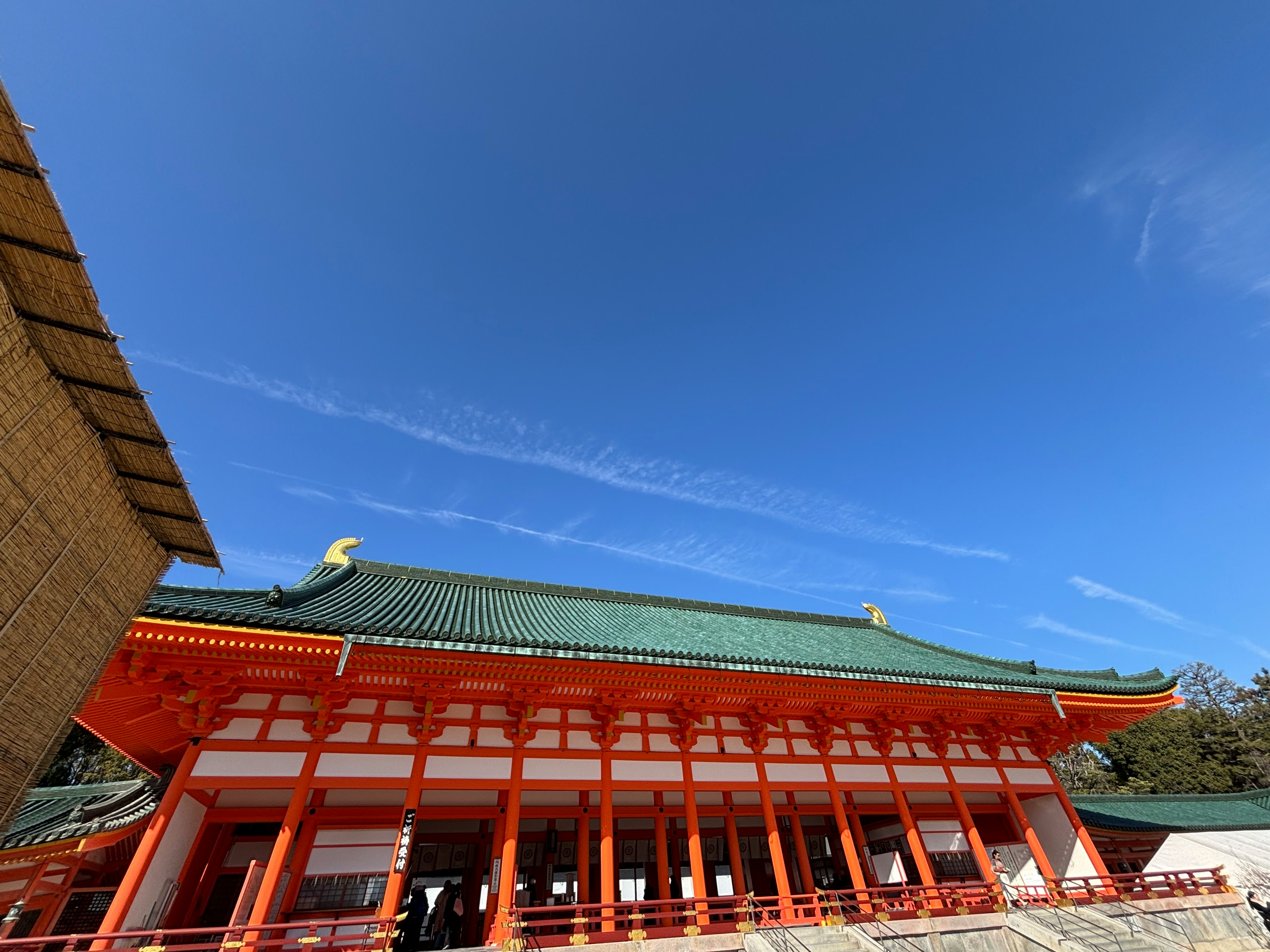 青空の下にある美しいオレンジ色の寺院の建物