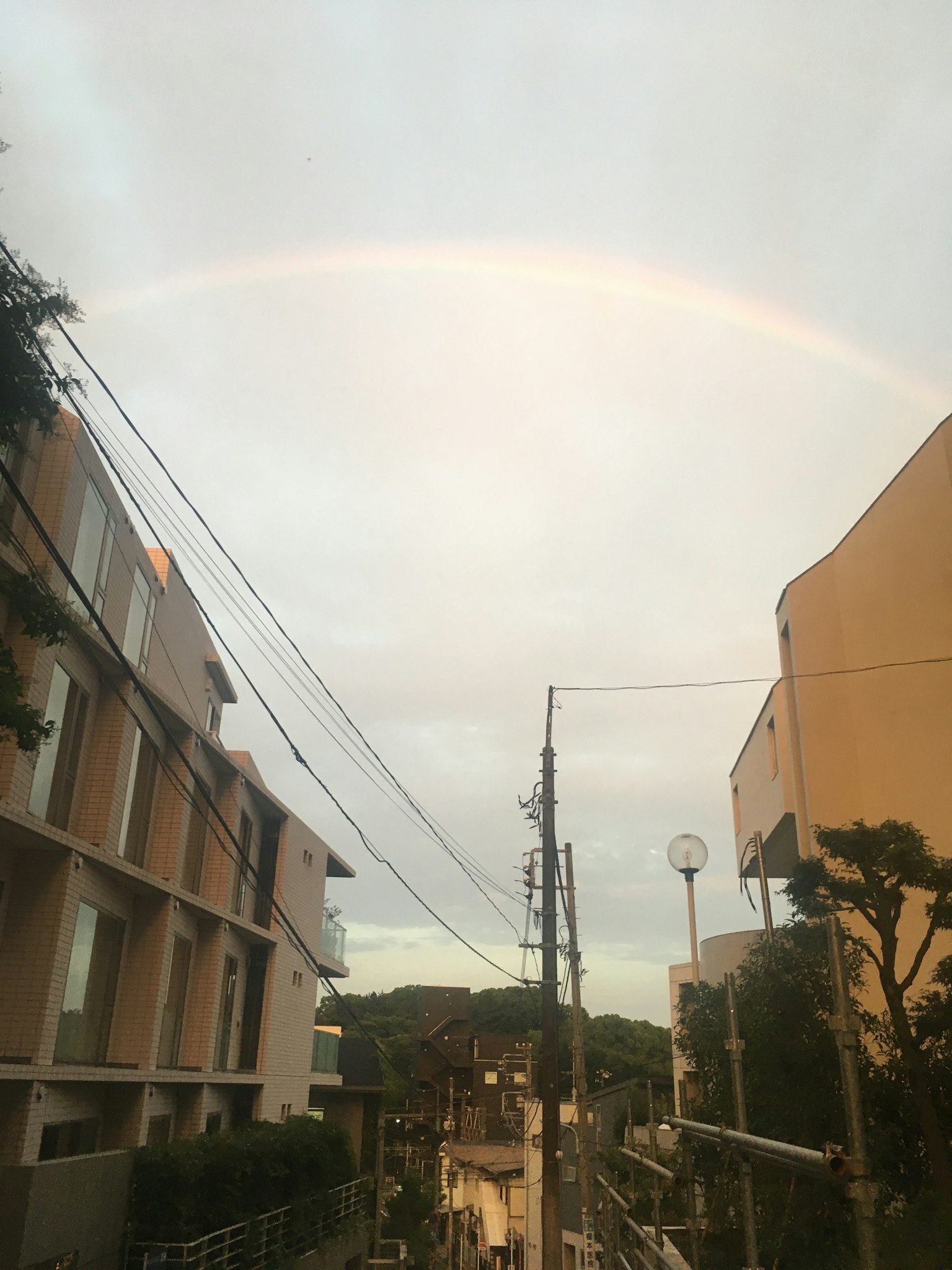 Paysage urbain avec un arc-en-ciel au-dessus des bâtiments