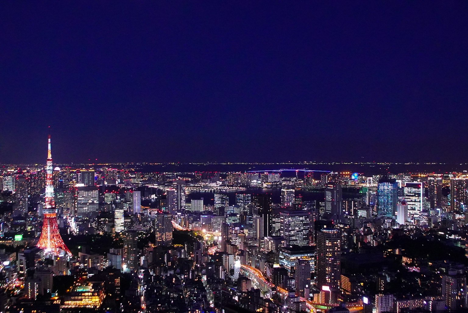 ทิวทัศน์ในยามค่ำคืนของโตเกียวทาวเวอร์และแสงไฟในเมือง