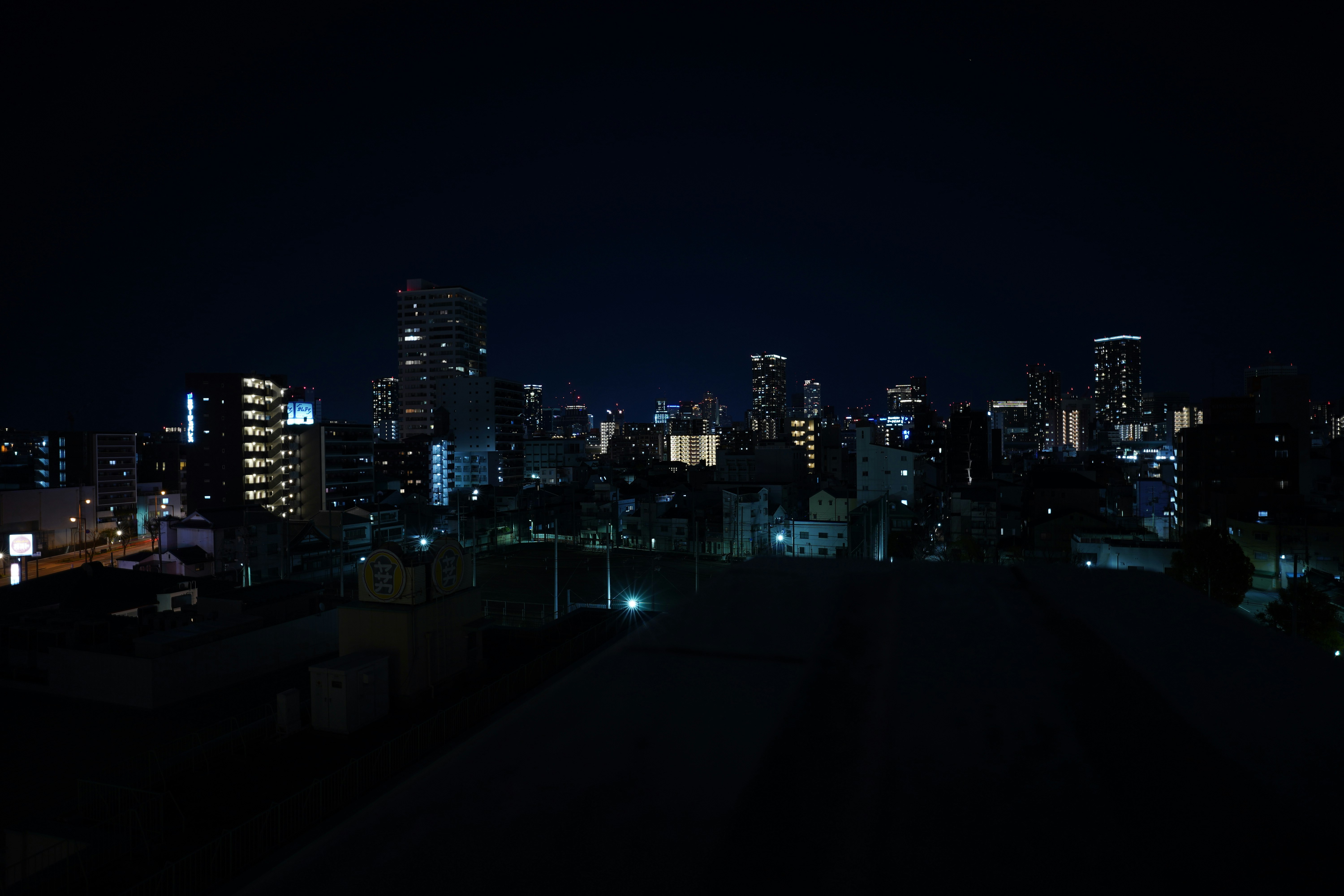 夜景の街並みと高層ビル群の遠景